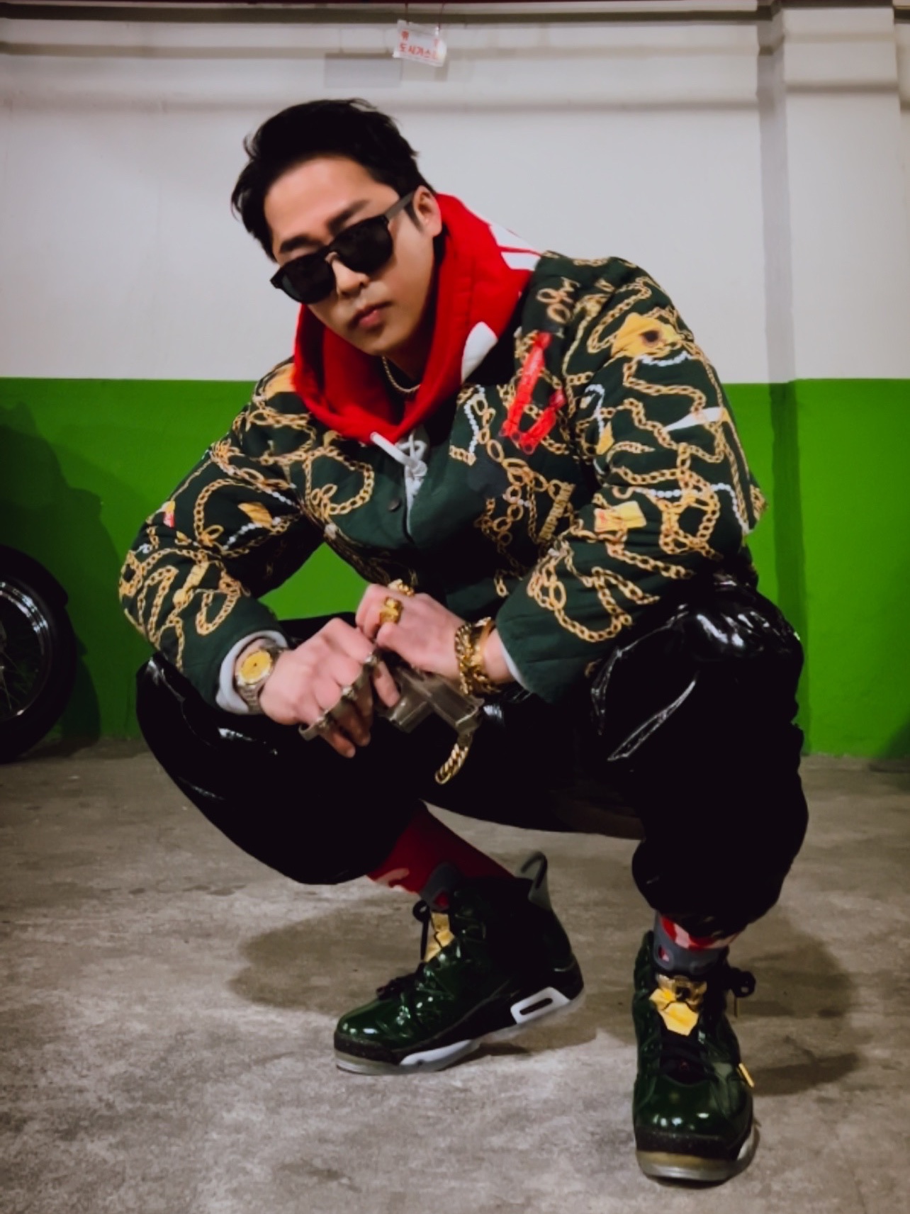 Supreme Bleed Logo S/S Top Black - 20FW, Supreme x Stone Island New Silk Light Pants Black - 19SS 착용 스타일 - 2