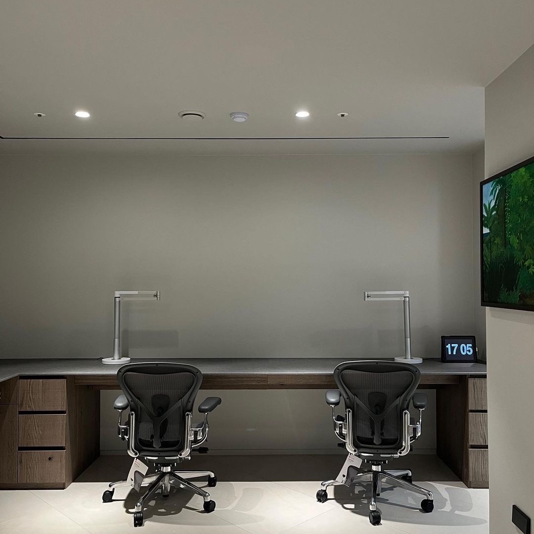 [헤드레스트 증정][20% 쿠폰] Herman Miller New Aeron Chair CD Full Option Graphite 착용 스타일