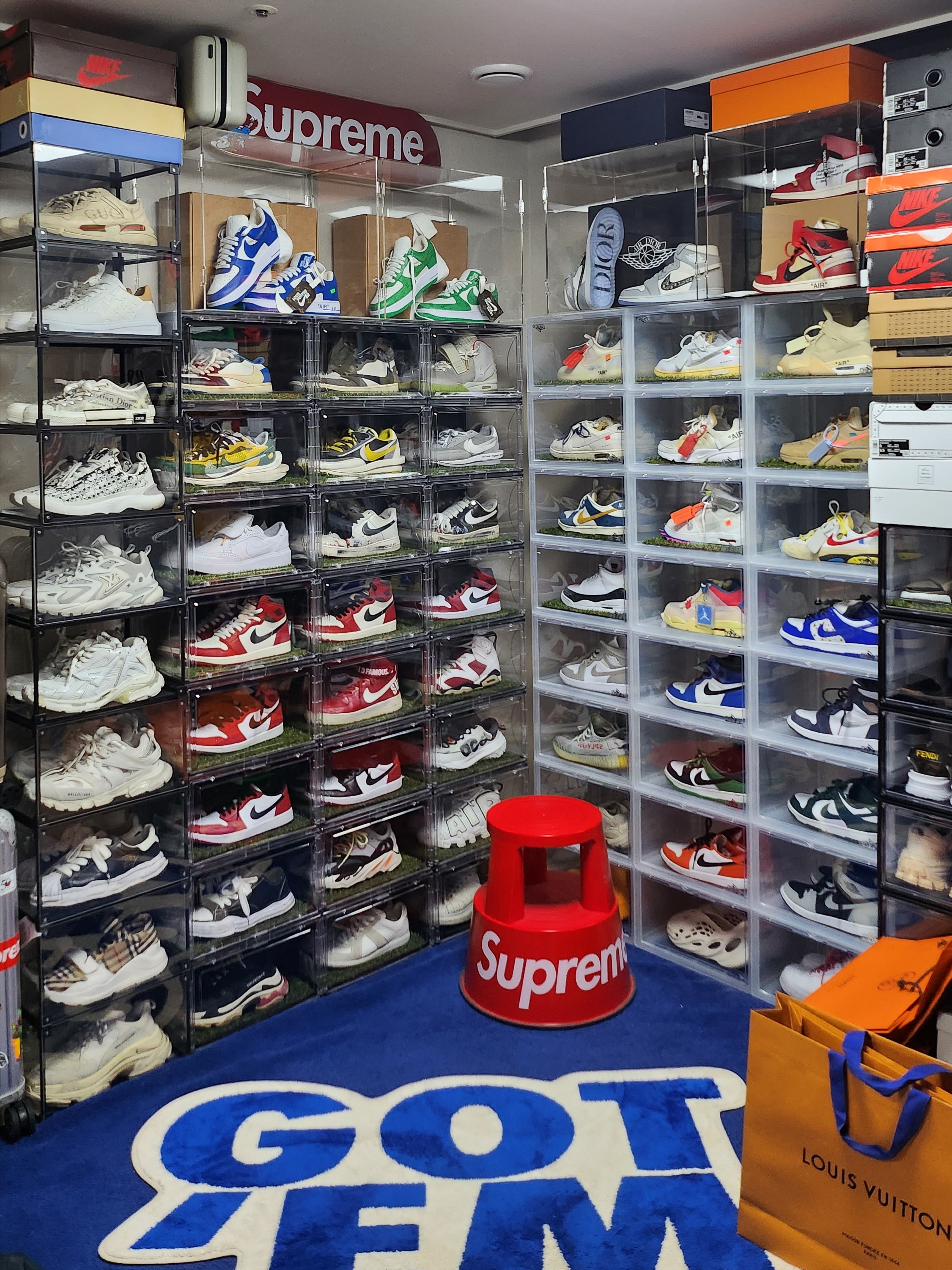 Jordan 1 Retro Low OG Black Toe, Louis Vuitton Runner Tatic Sneakers White 착용 스타일