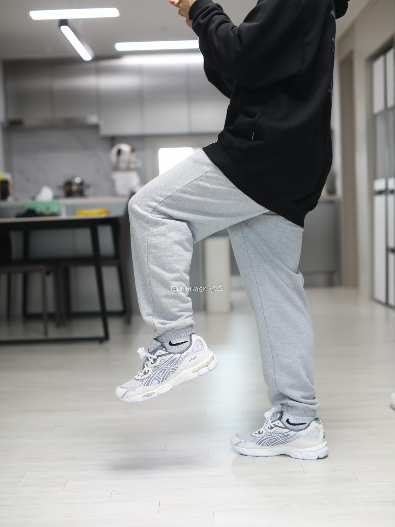 Asics Gel-NYC Concrete Oatmeal 착용 스타일 - 2