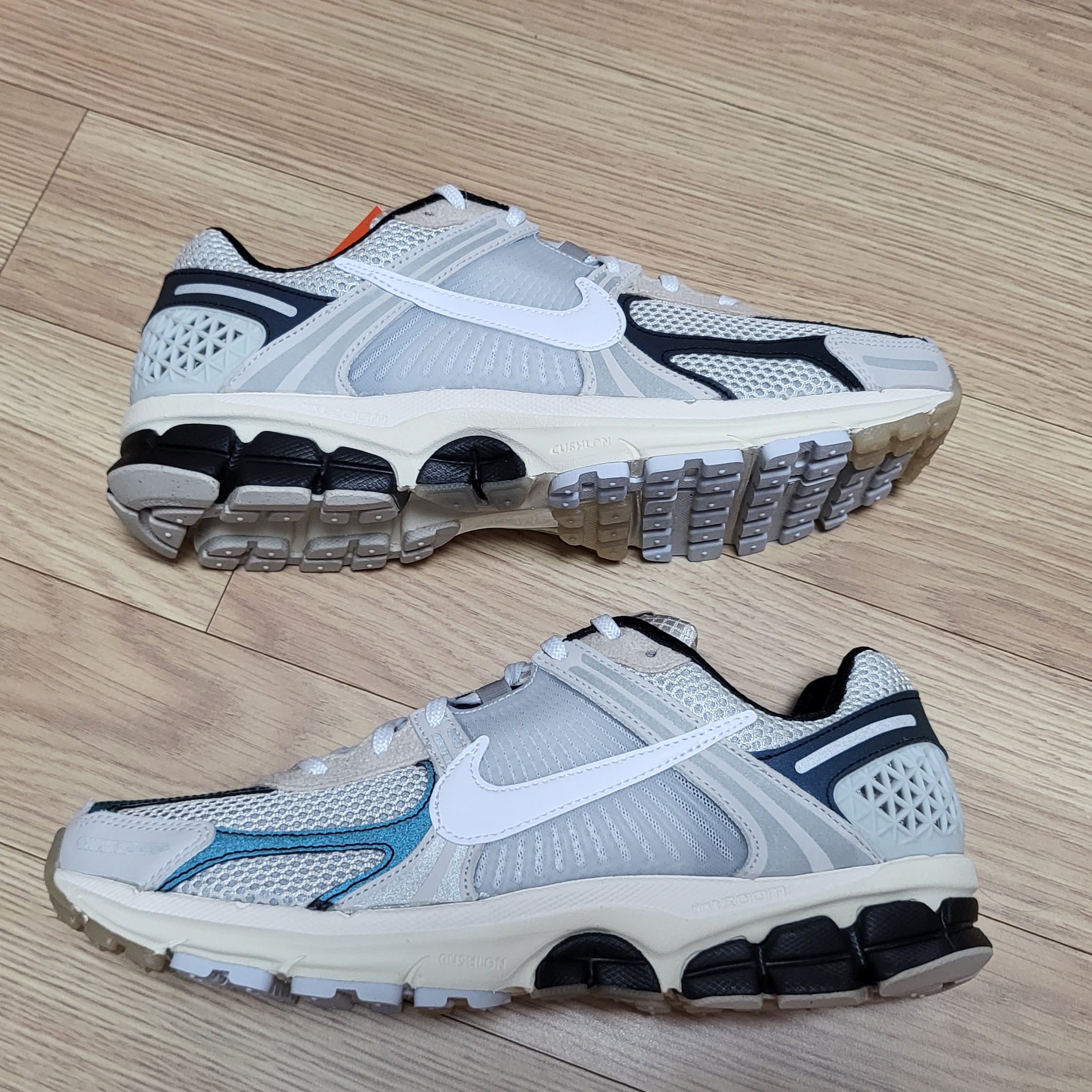Nike Zoom Vomero 5 Light Bone and Black 착용 스타일 - 3