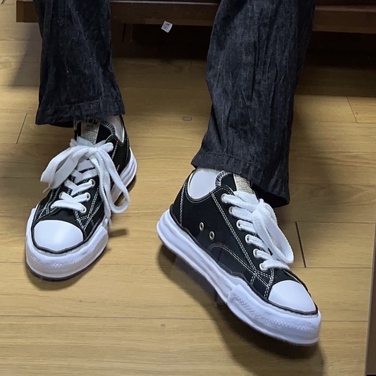 Maison Mihara Yasuhiro Peterson OG Sole Canvas Low Sneakers Black 착용 스타일 - 1
