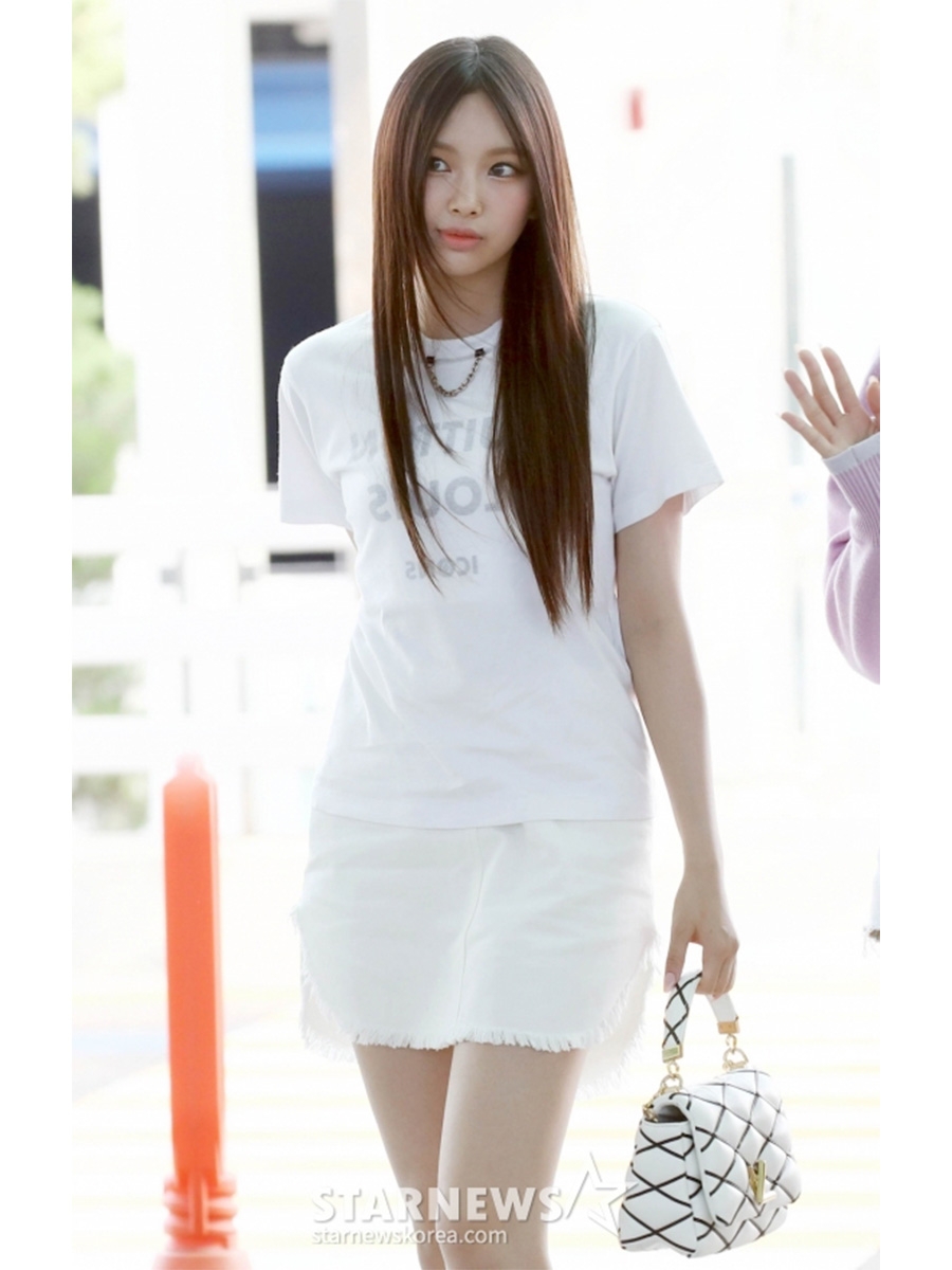 (W) Louis Vuitton Print T-Shirt White 착용 스타일 - 1