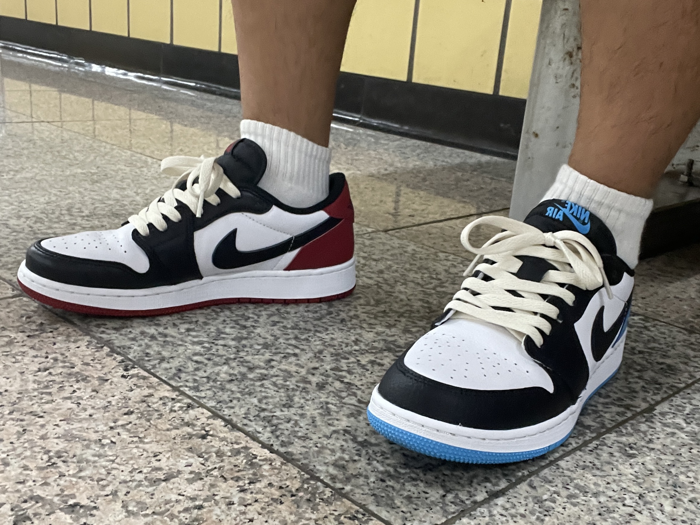 (GS) Jordan 1 Retro Low OG Black Toe, (GS) Jordan 1 Retro Low OG Black and Dark Powder Blue 착용 스타일 - 1