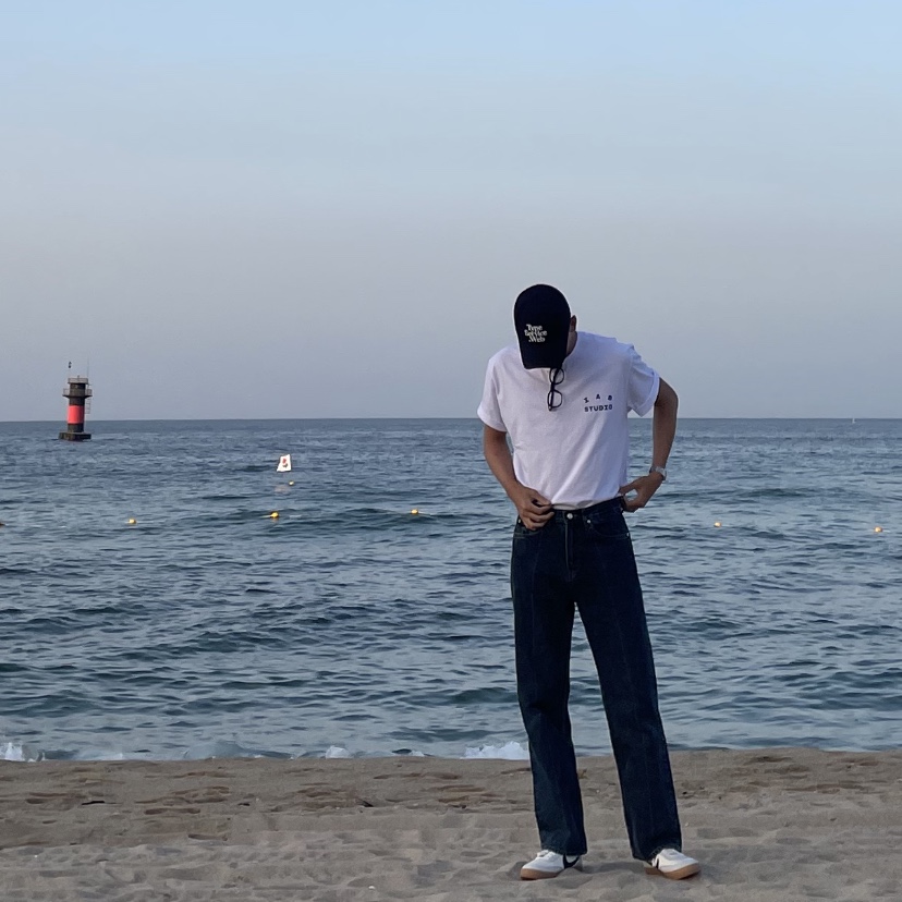 IAB Studio T-Shirt White Navy - 22FW 착용 스타일