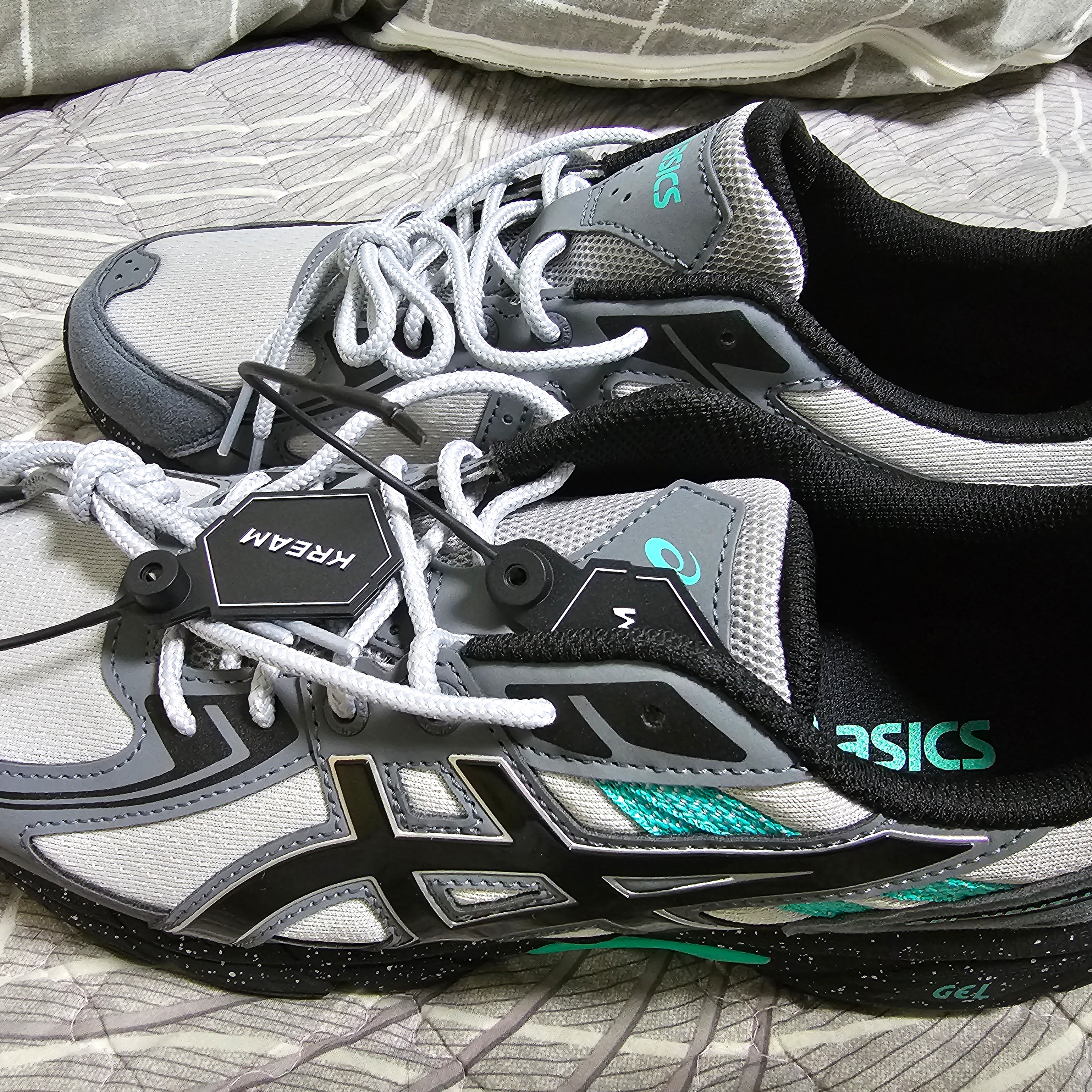 Asics Gel-Venture 6 Mid Grey Black 착용 스타일 - 1