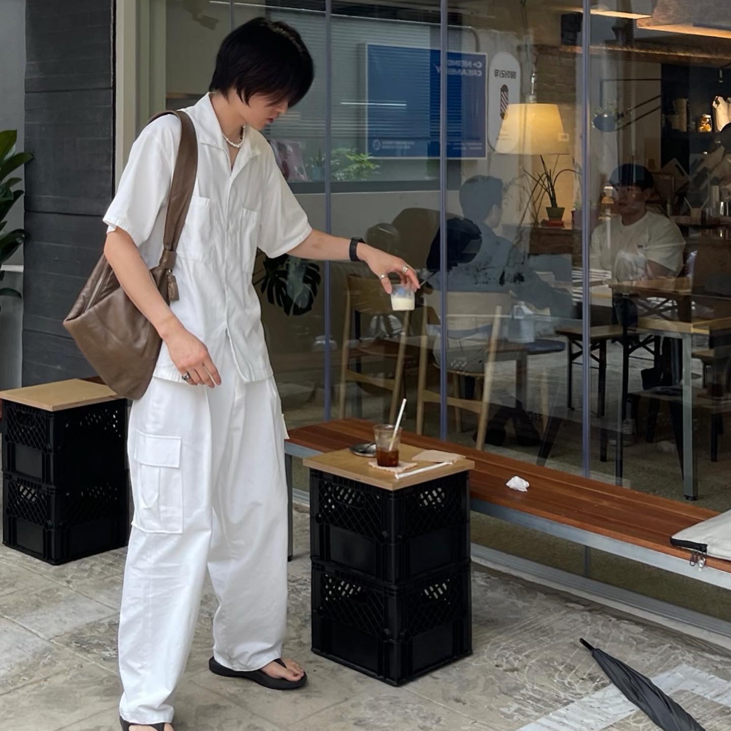 Oofos OOriginal Black, Lemaire Large Croissant Bag Soft Nappa Leather Dark Olive 착용 스타일 - 1