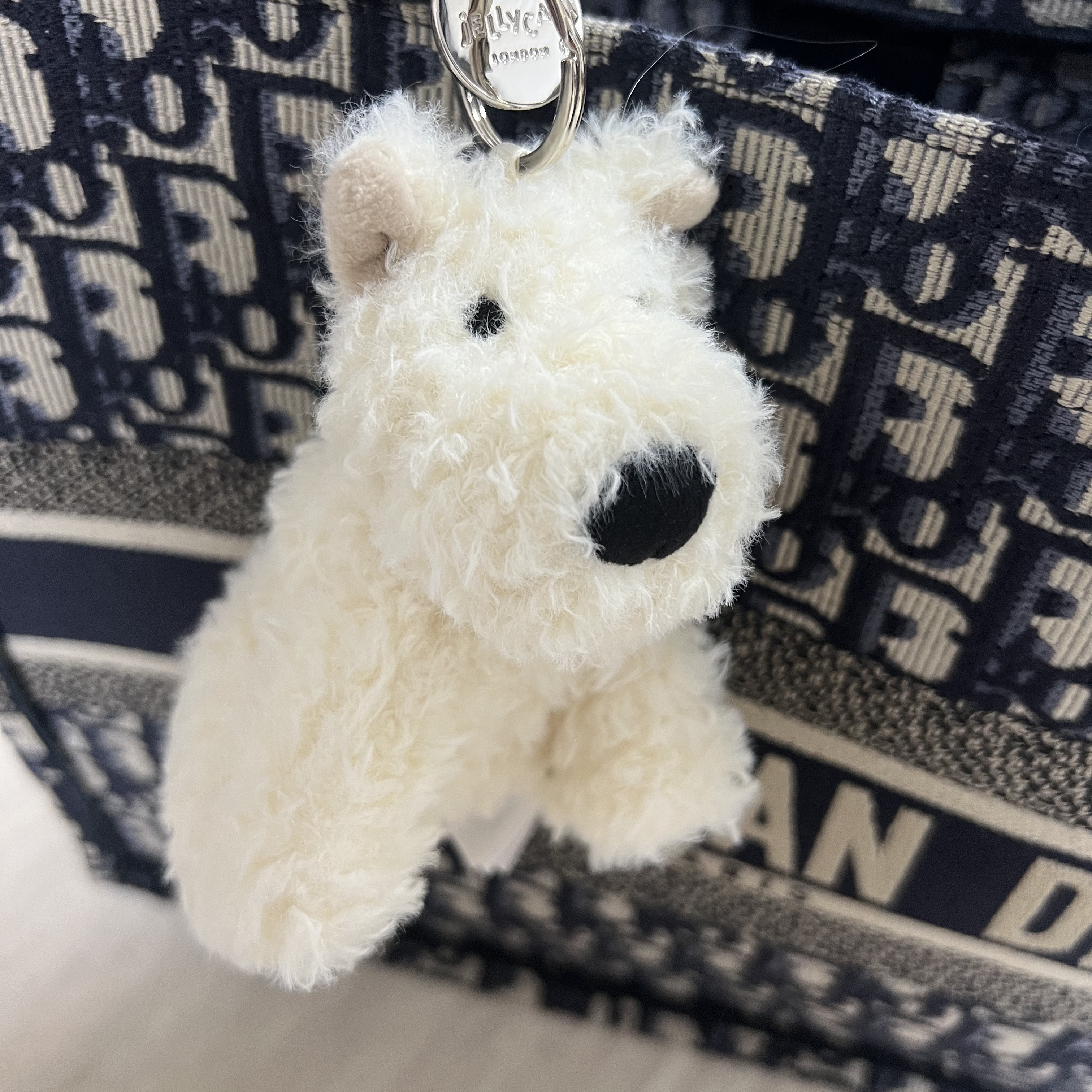 Jellycat Munro Scottie Dog Bag Charm Cream 착용 스타일