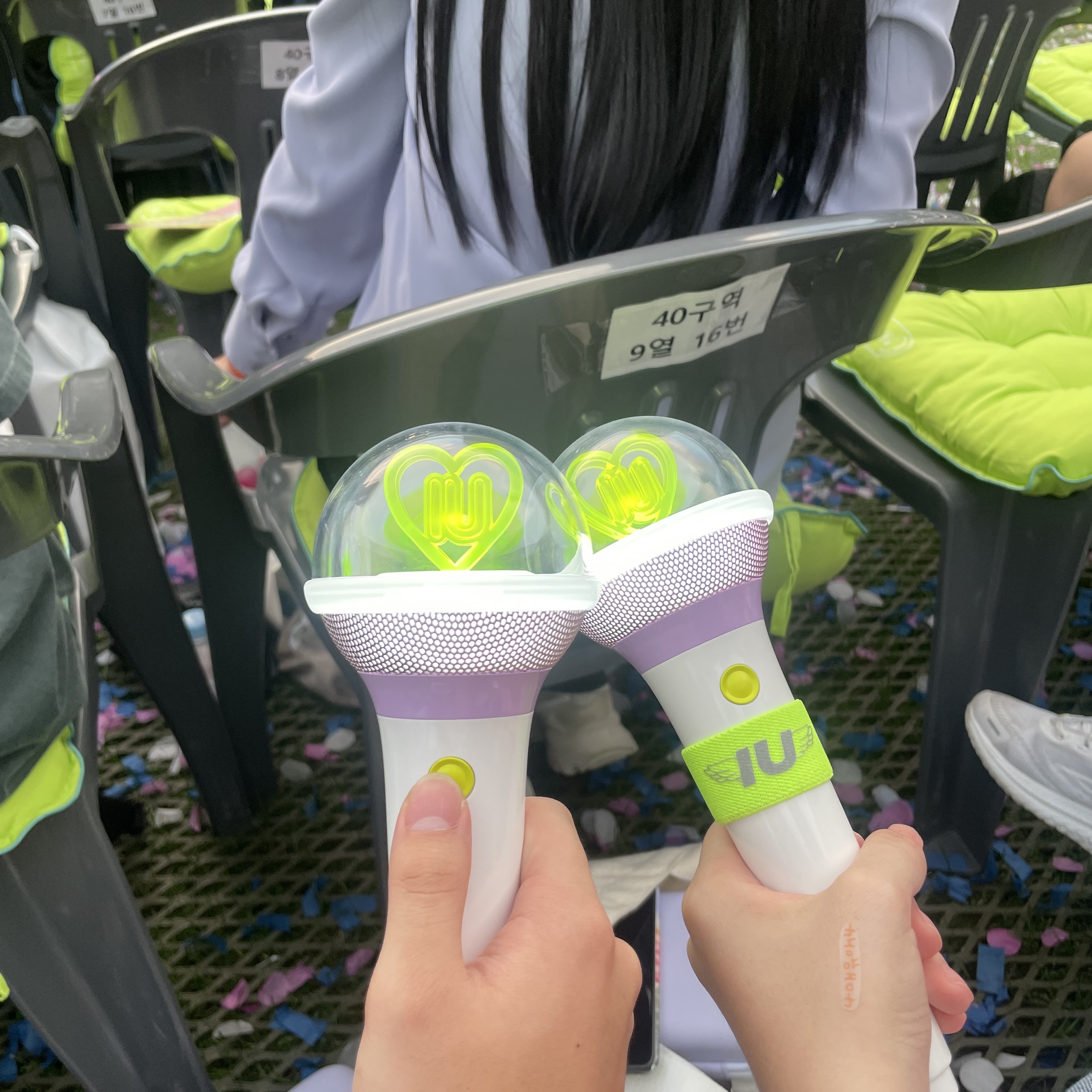 IU Official Light Stick Ver.3 I-KE 착용 스타일 - 1