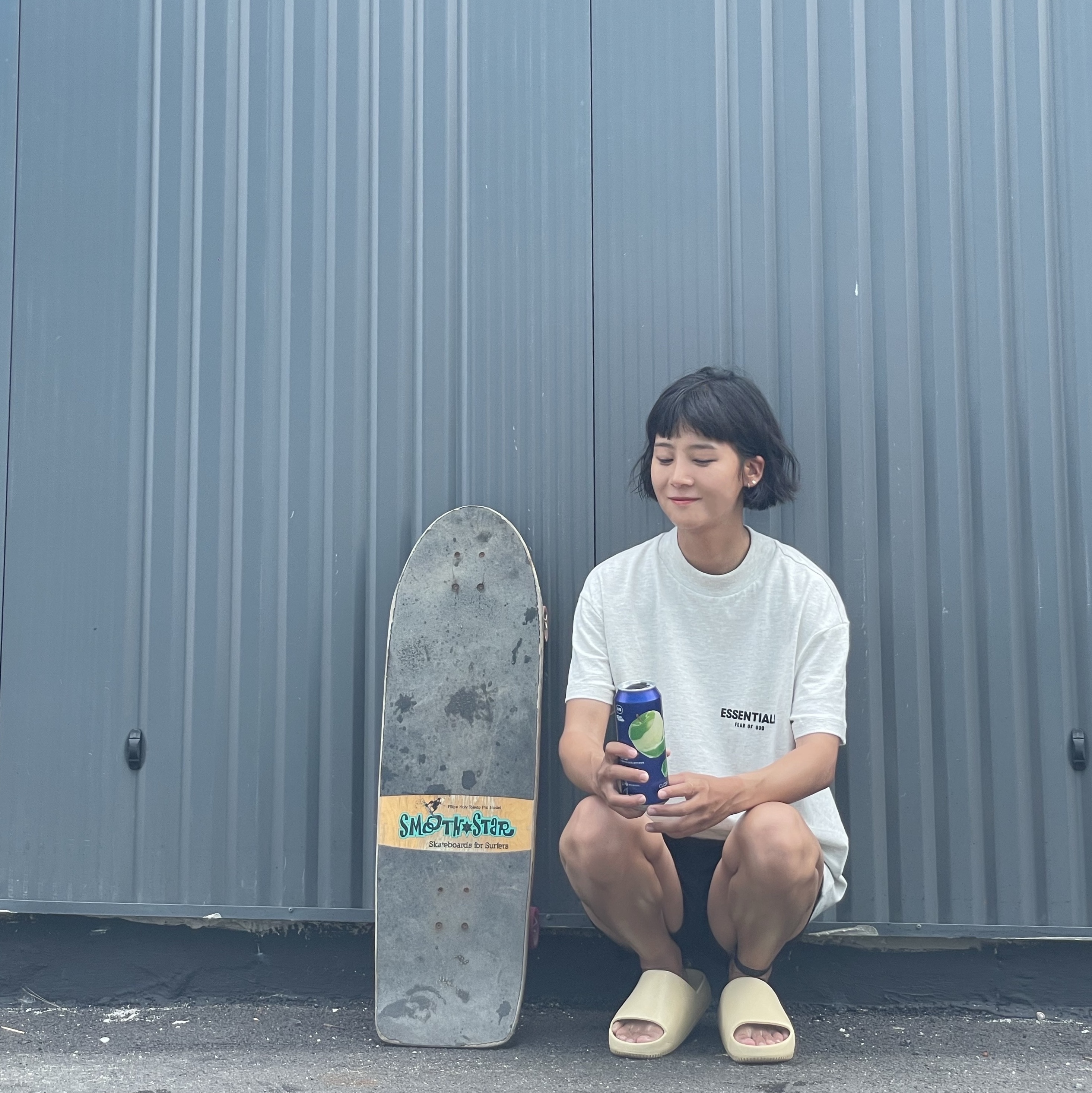 Essentials The Core Collection T-Shirt Light Oatmeal, Essentials The Core Collection Sweatshorts Light Oatmeal 착용 스타일 - 2