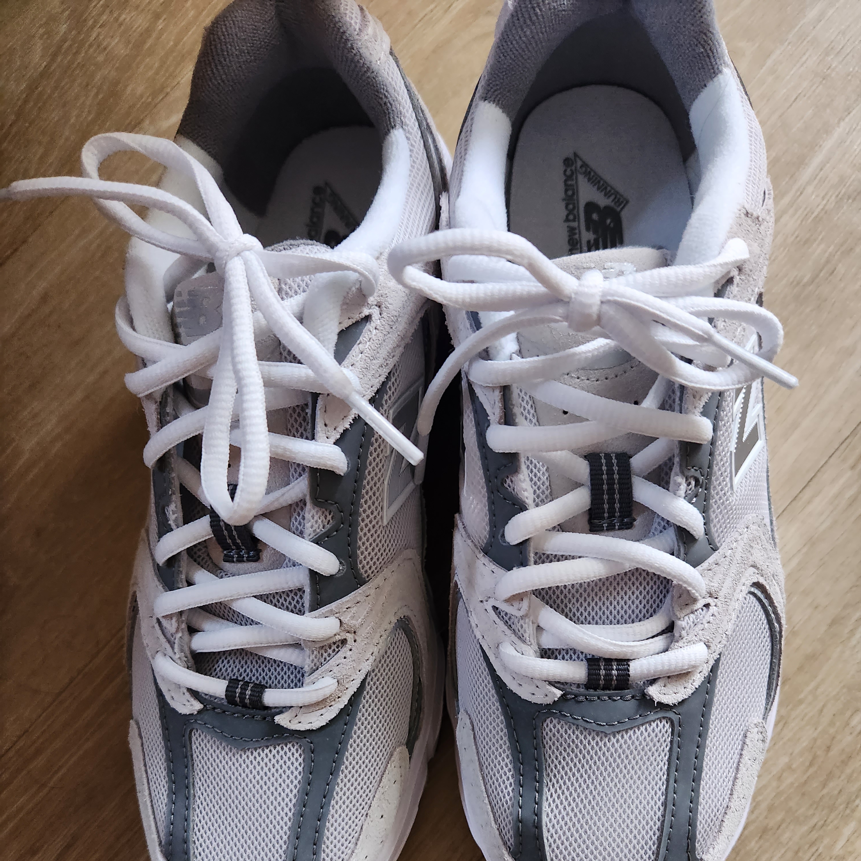 New Balance 530 Classic Grey 착용 스타일 - 1