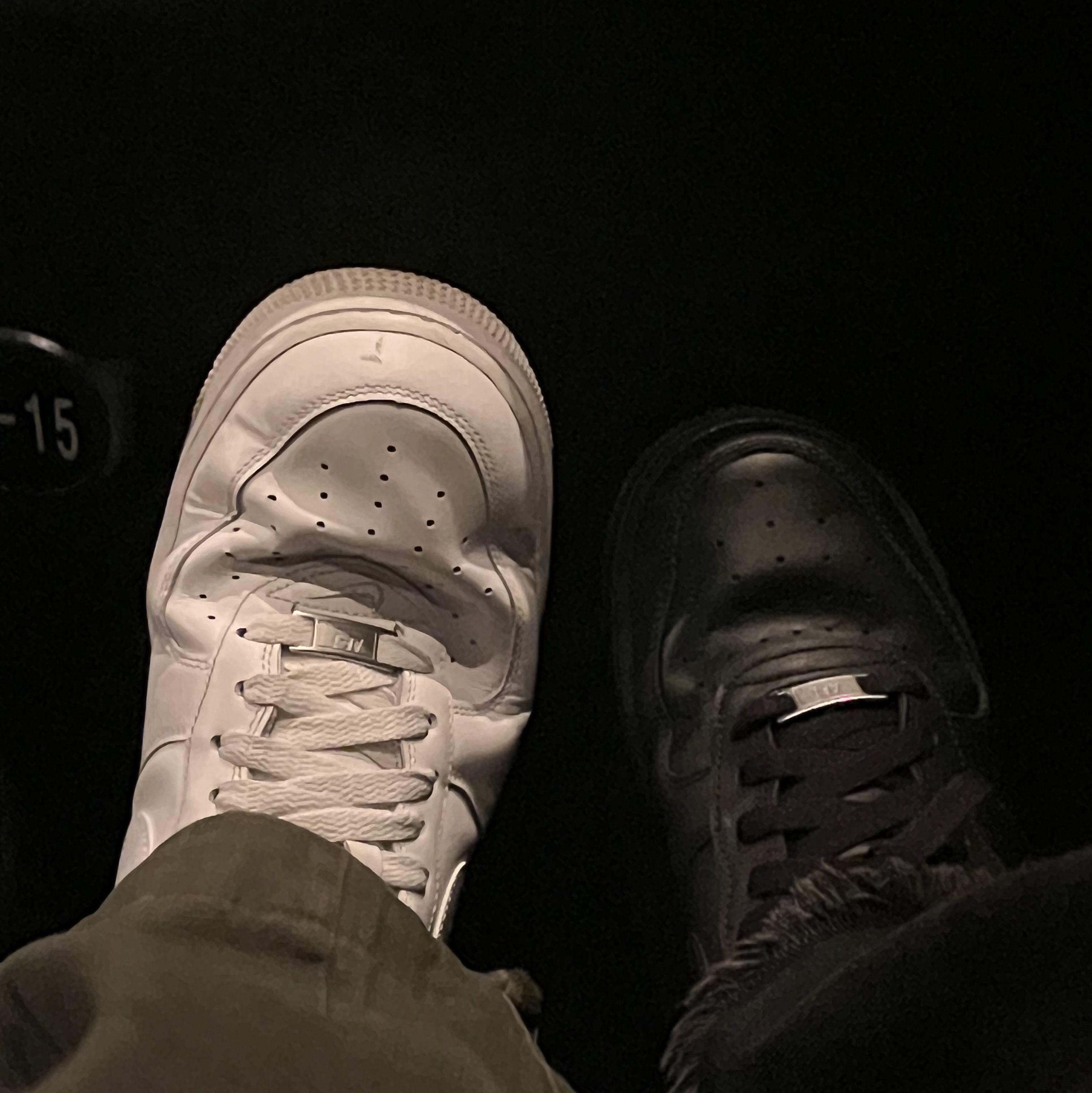 (W) Nike Air Force 1 '07 Low Triple Black 착용 스타일 - 2