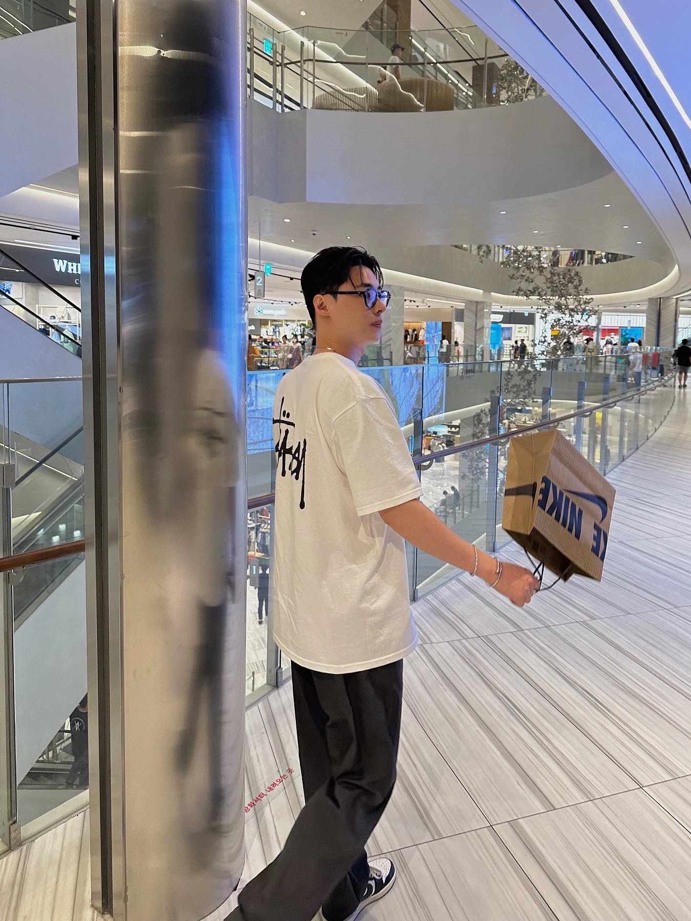 Stussy Basic Stussy T-Shirt White 2023, Jordan 1 x Travis Scott x Fragment Retro Low OG SP Military Blue 착용 스타일 - 5