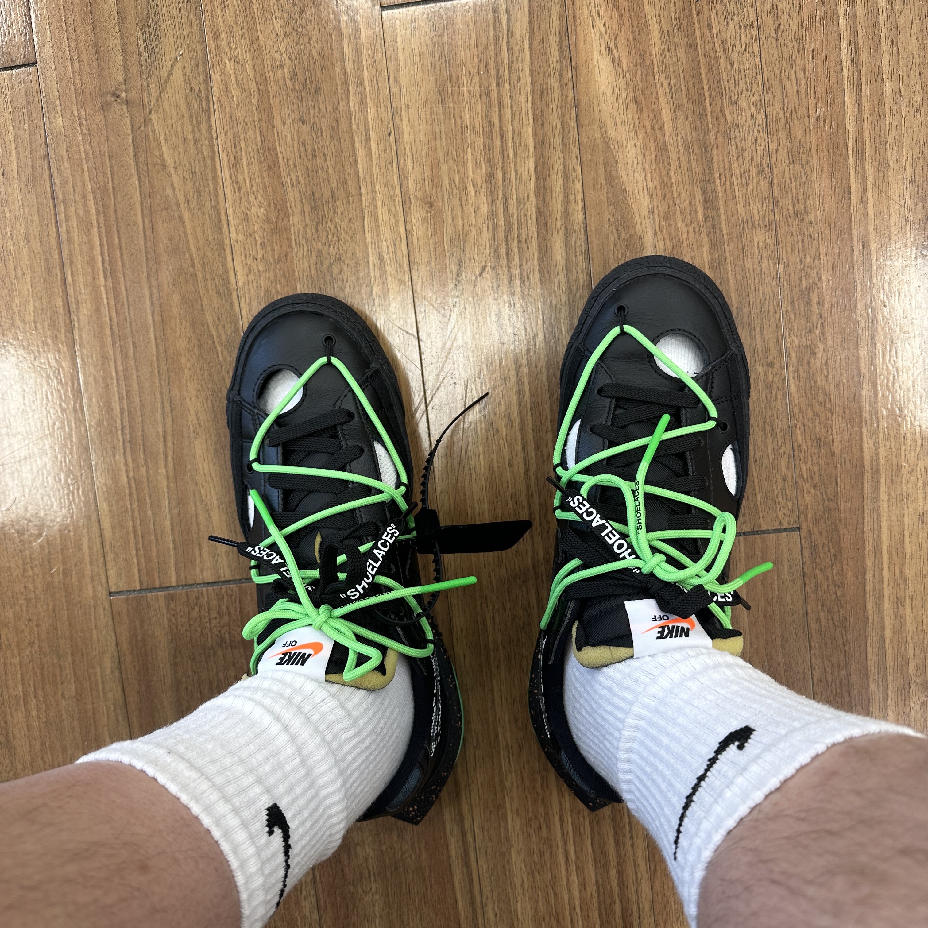 Nike x Off-White Blazer Low '77 Black and Electro Green 착용 스타일