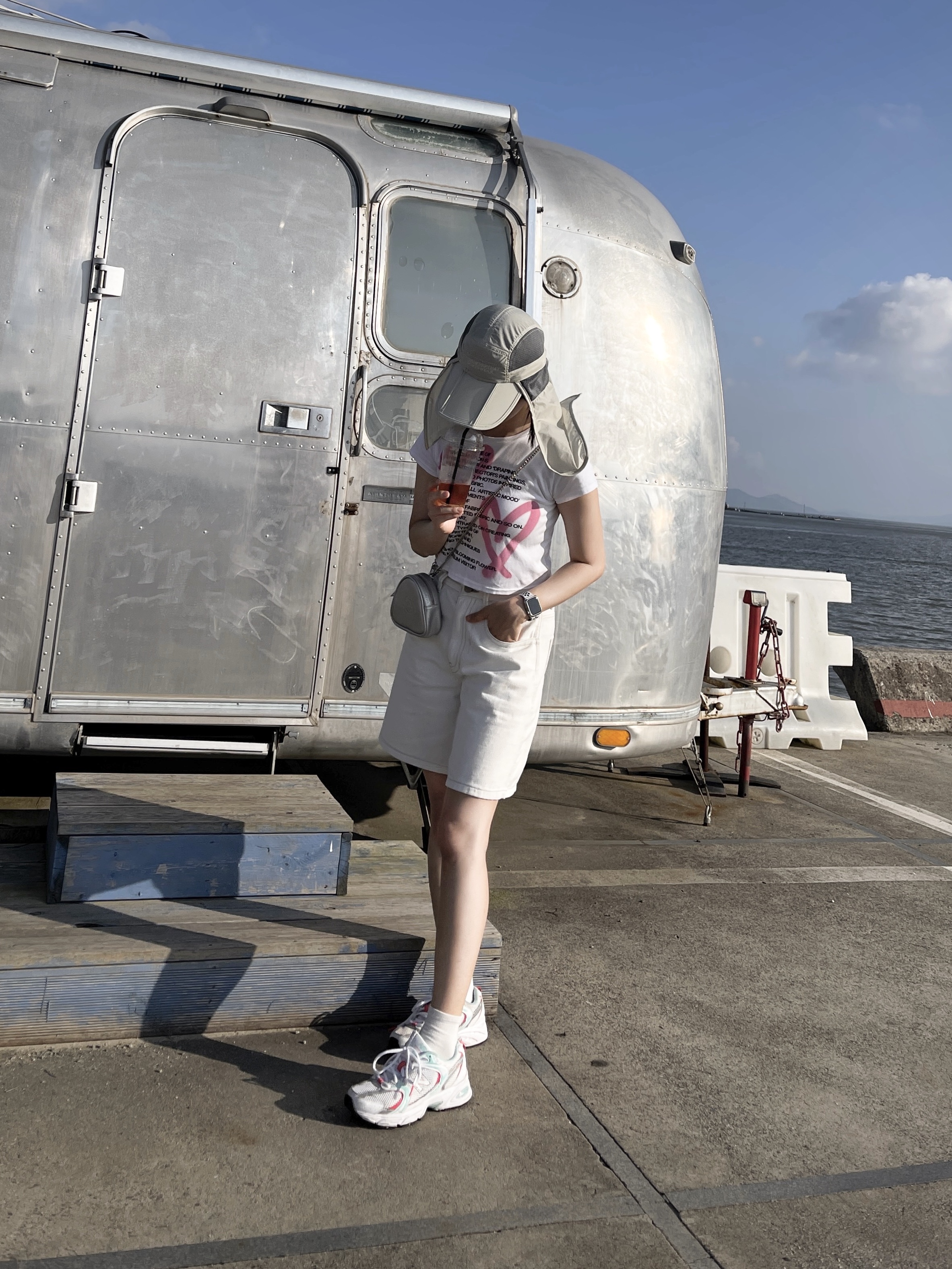 The Museum Visitor Crop Heart Sprayed T-Shirt White, New Balance 530 White Turquoise 착용 스타일 - 1