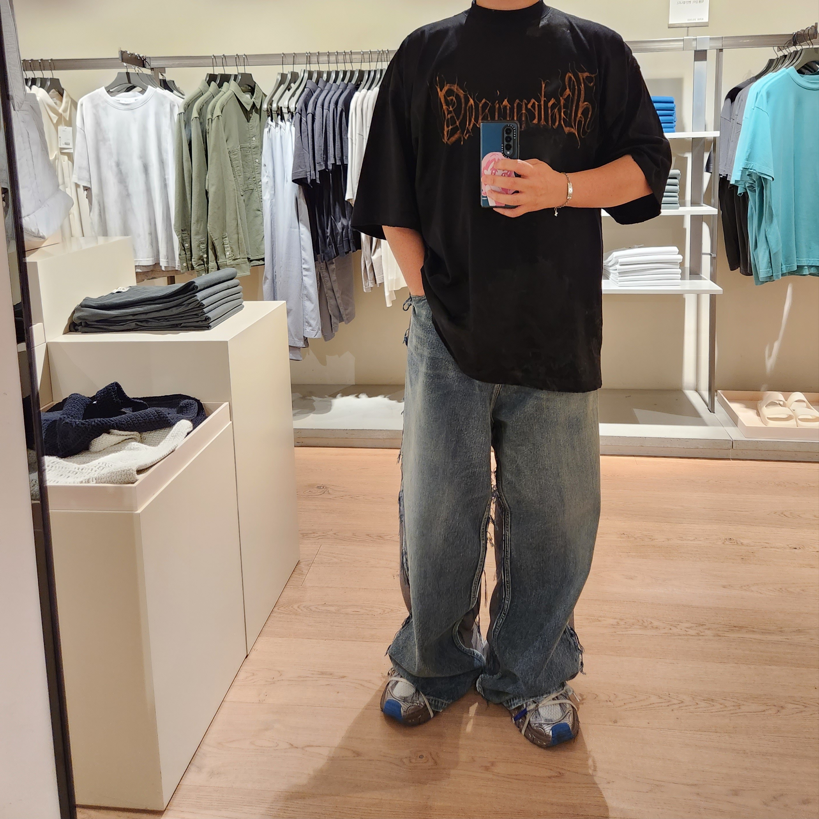 Balenciaga Hybrid Baggy Pants Light Blue 착용 스타일