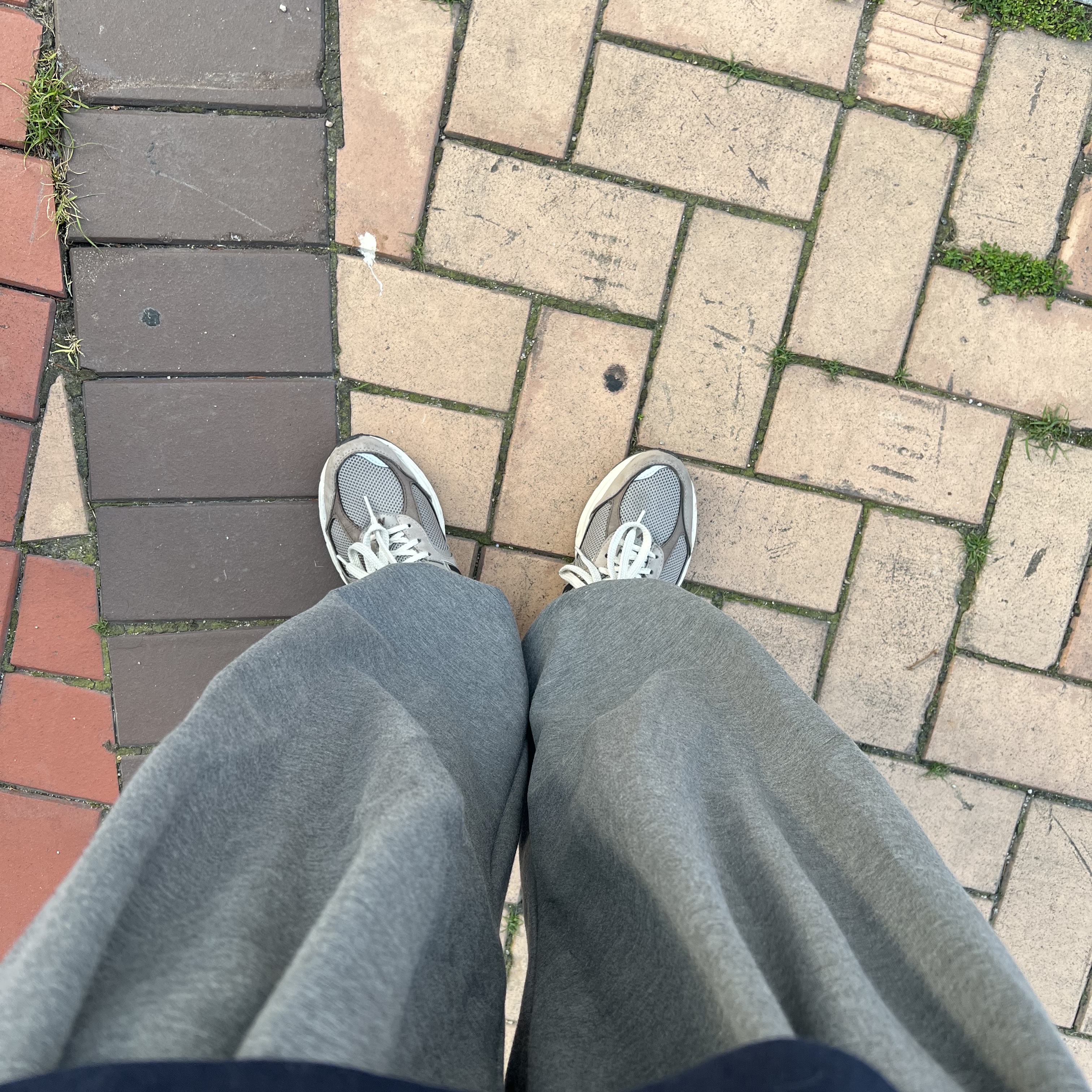 New Balance 2002 Warm Alpaca 착용 스타일
