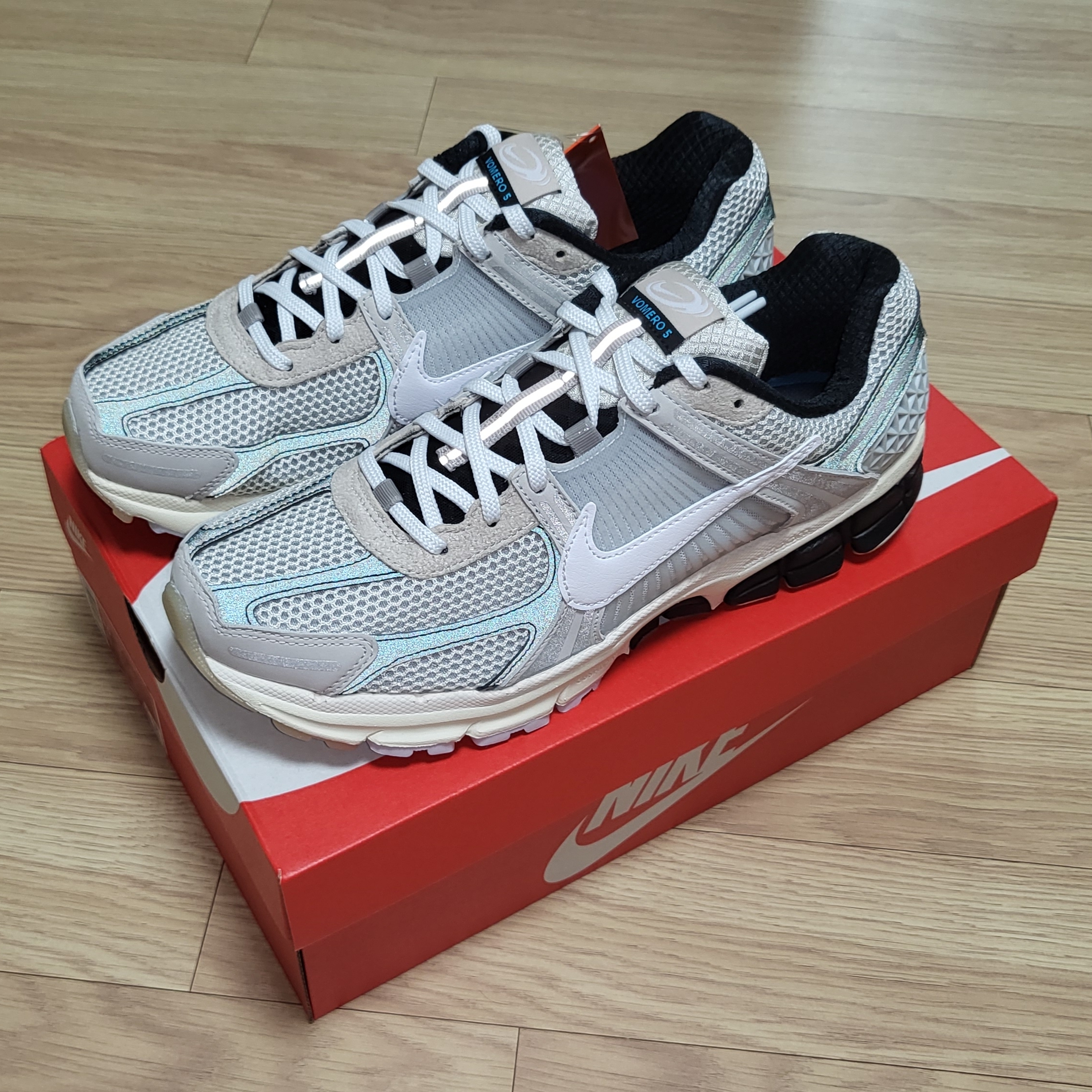 Nike Zoom Vomero 5 Light Bone and Black 착용 스타일 - 2
