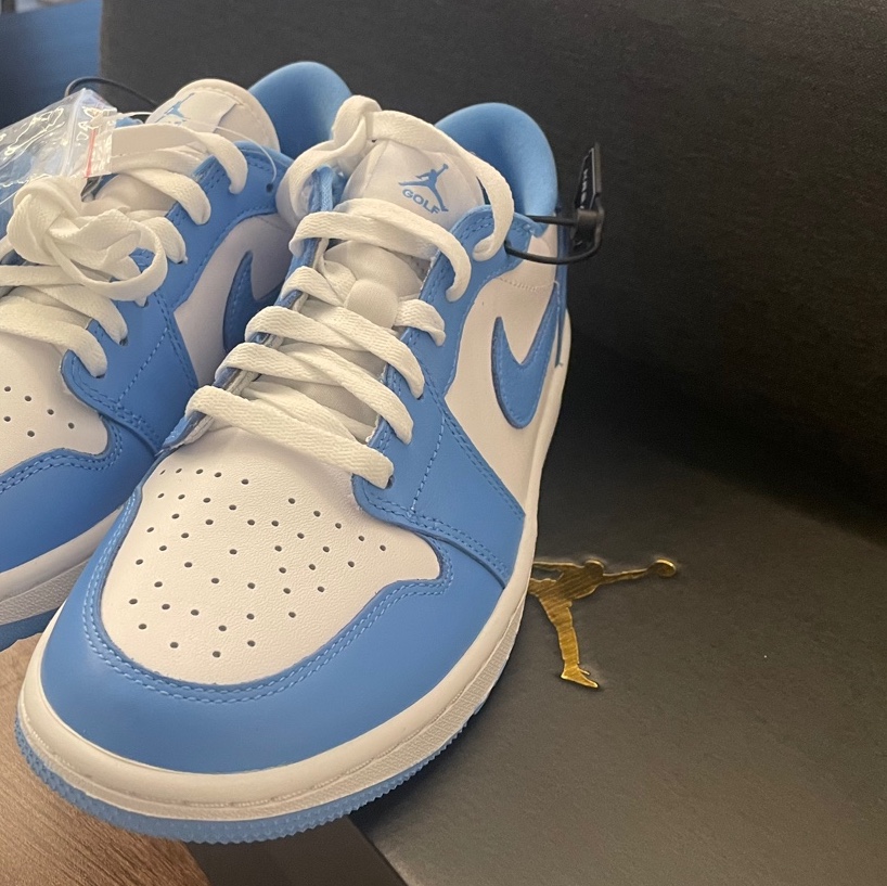 Jordan 1 Low Golf White and University Blue 착용 스타일 - 1