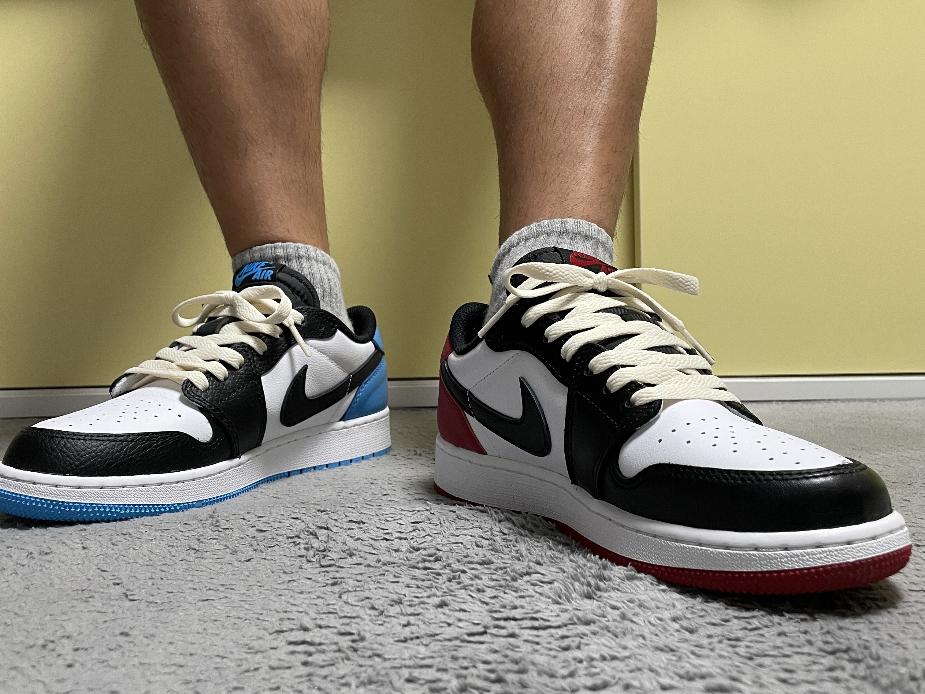 (GS) Jordan 1 Retro Low OG Black Toe, (GS) Jordan 1 Retro Low OG Black and Dark Powder Blue 착용 스타일 - 2