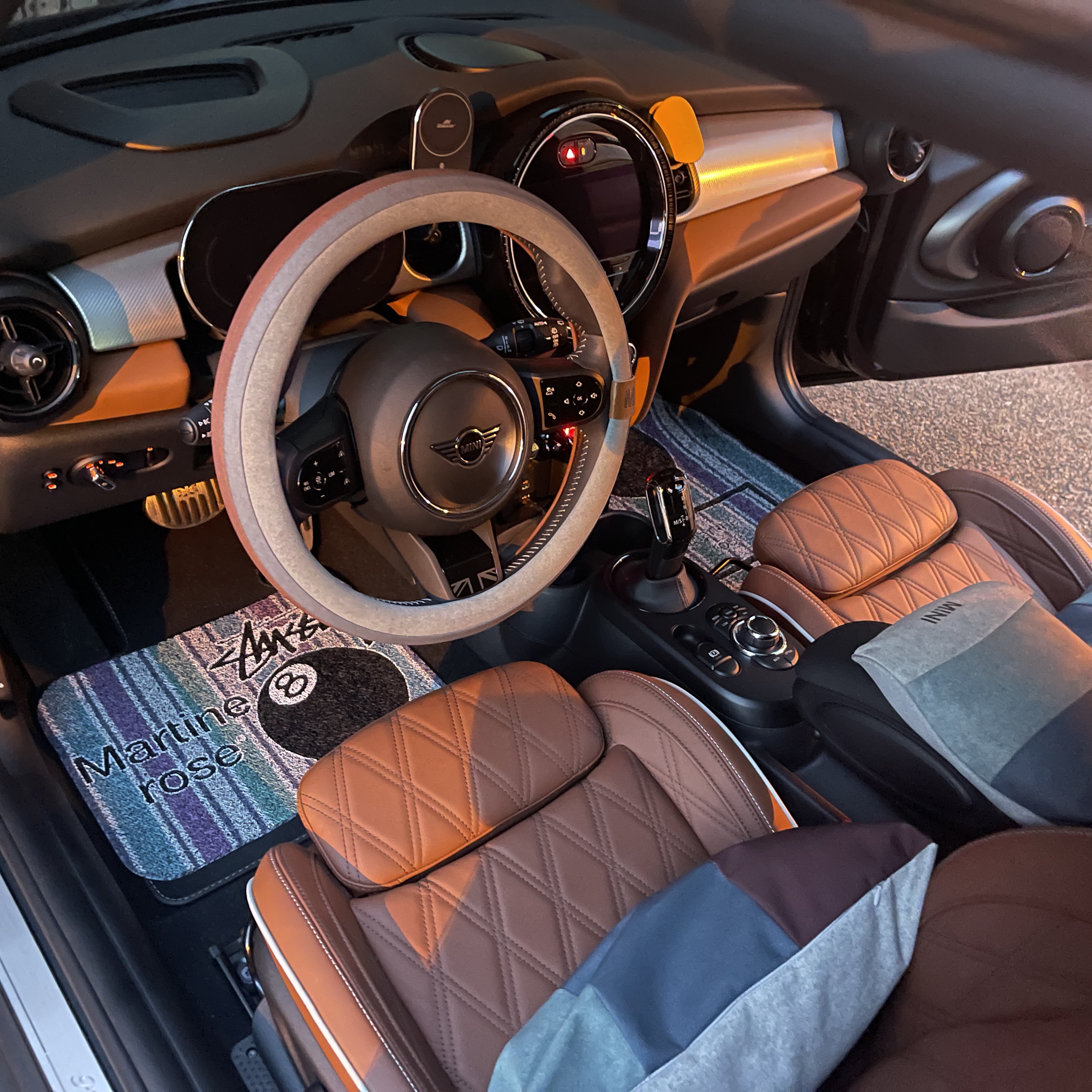 Stussy x Martine Rose Car Mat Set 착용 스타일 - 2