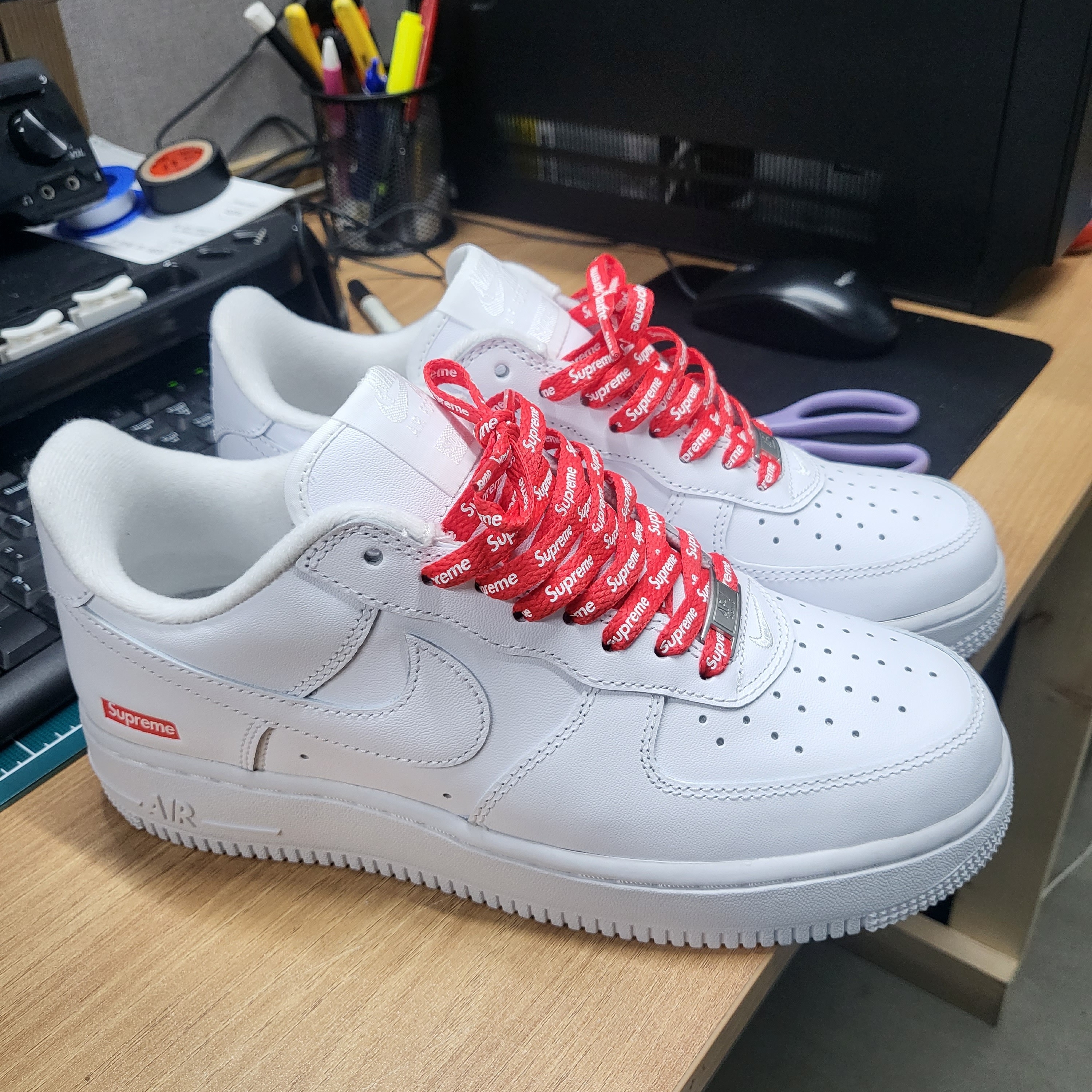 Nike x Supreme Air Force 1 Low White, Nike Air Force 1 '07 LV8 Have a Nike Day White 착용 스타일 - 1