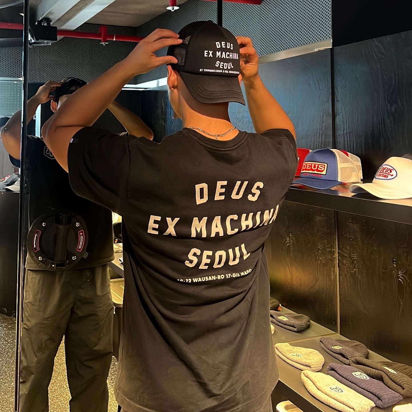 Deus Ex Machina Seoul College T-Shirt Black, Deus Ex Machina Seoul Address Trucker Cap Black 착용 스타일 - 1