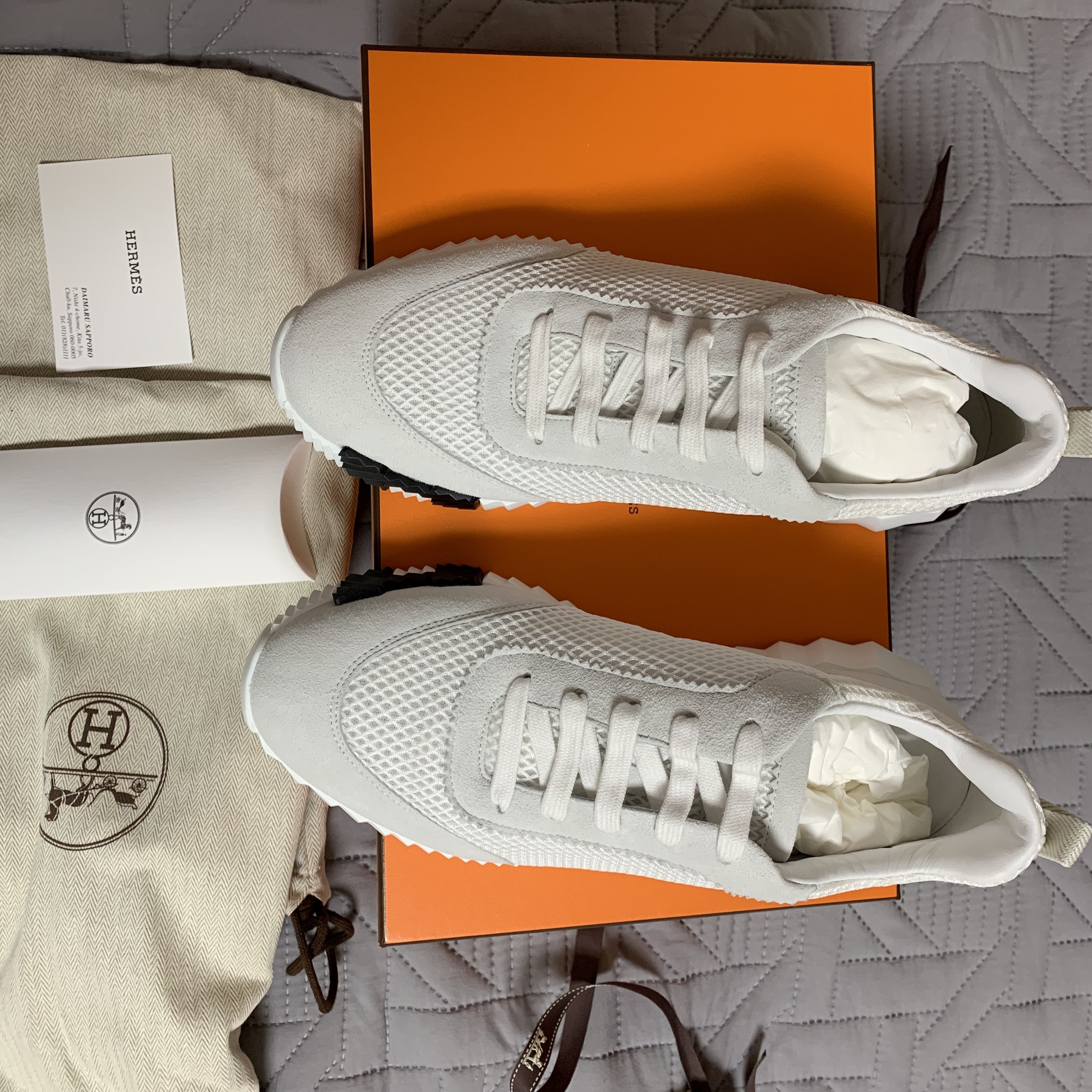 Hermes Bouncing Sneakers Graphic Mesh Suede Goatskin & Blanc 착용 스타일