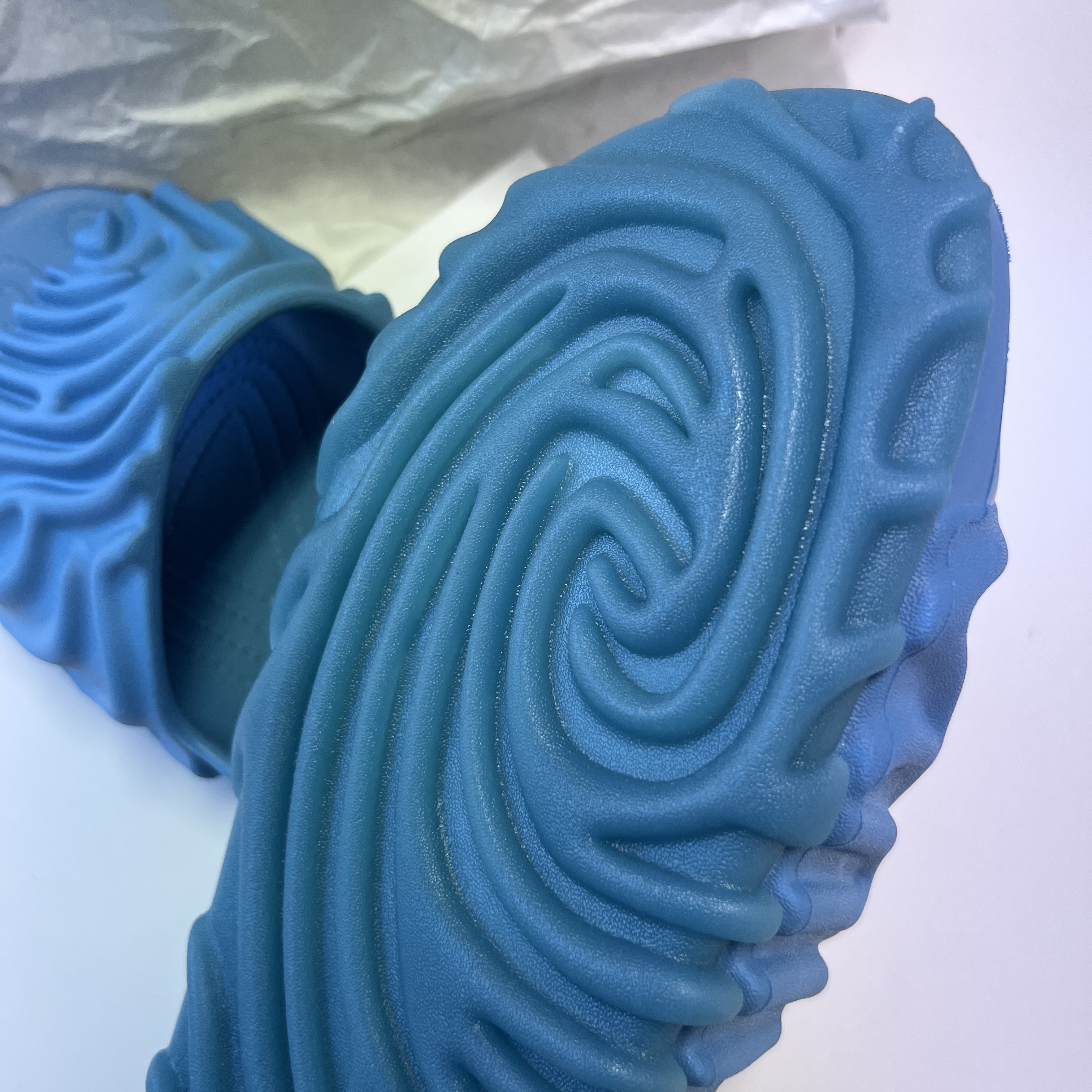 Crocs x Salehe Bembury Pollex Slide Tashmoo, Reebok x Kanghyuk Classic Leather White Primal Red 착용 스타일 - 4