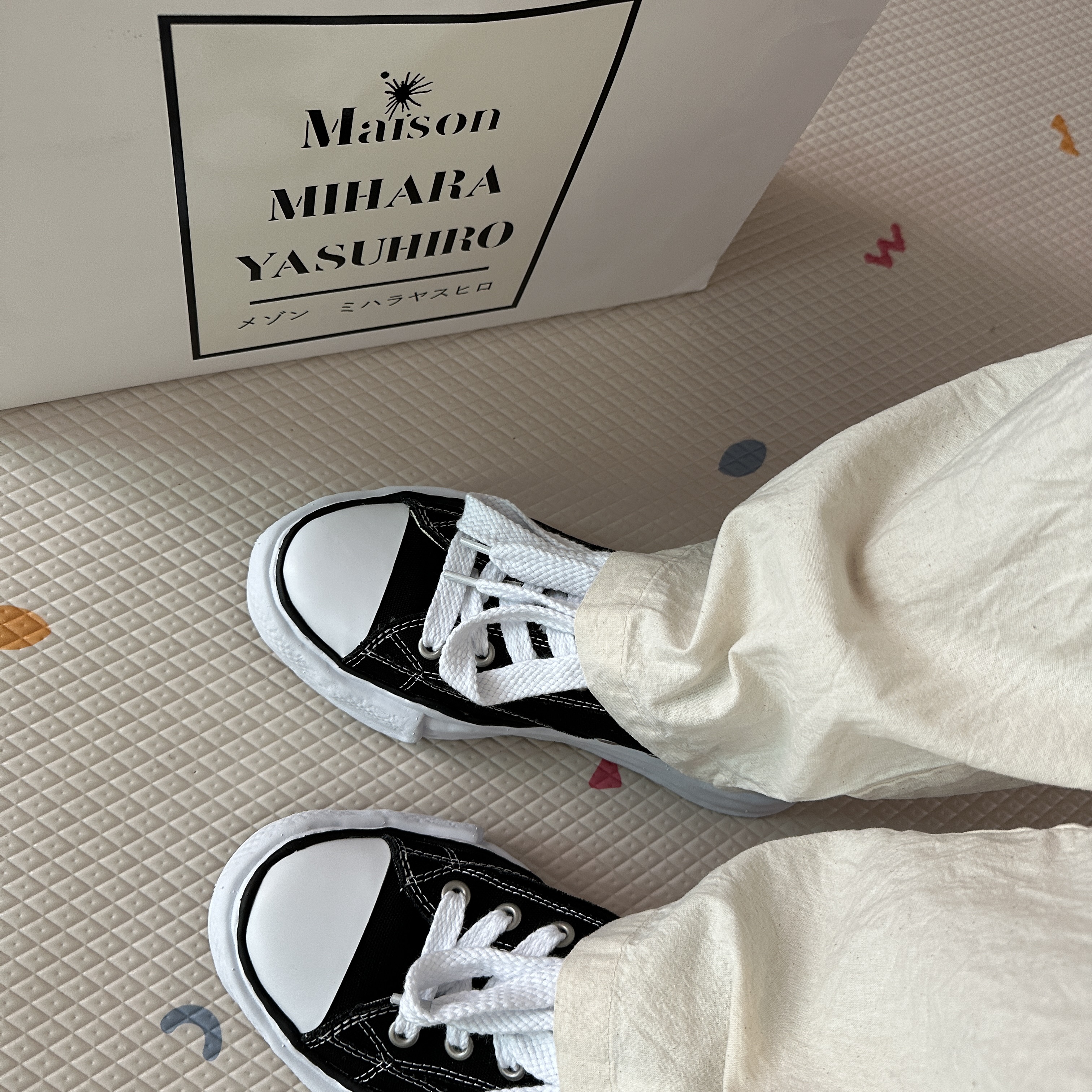 Maison Mihara Yasuhiro Peterson OG Sole Canvas Low Sneakers Black 착용 스타일 - 1
