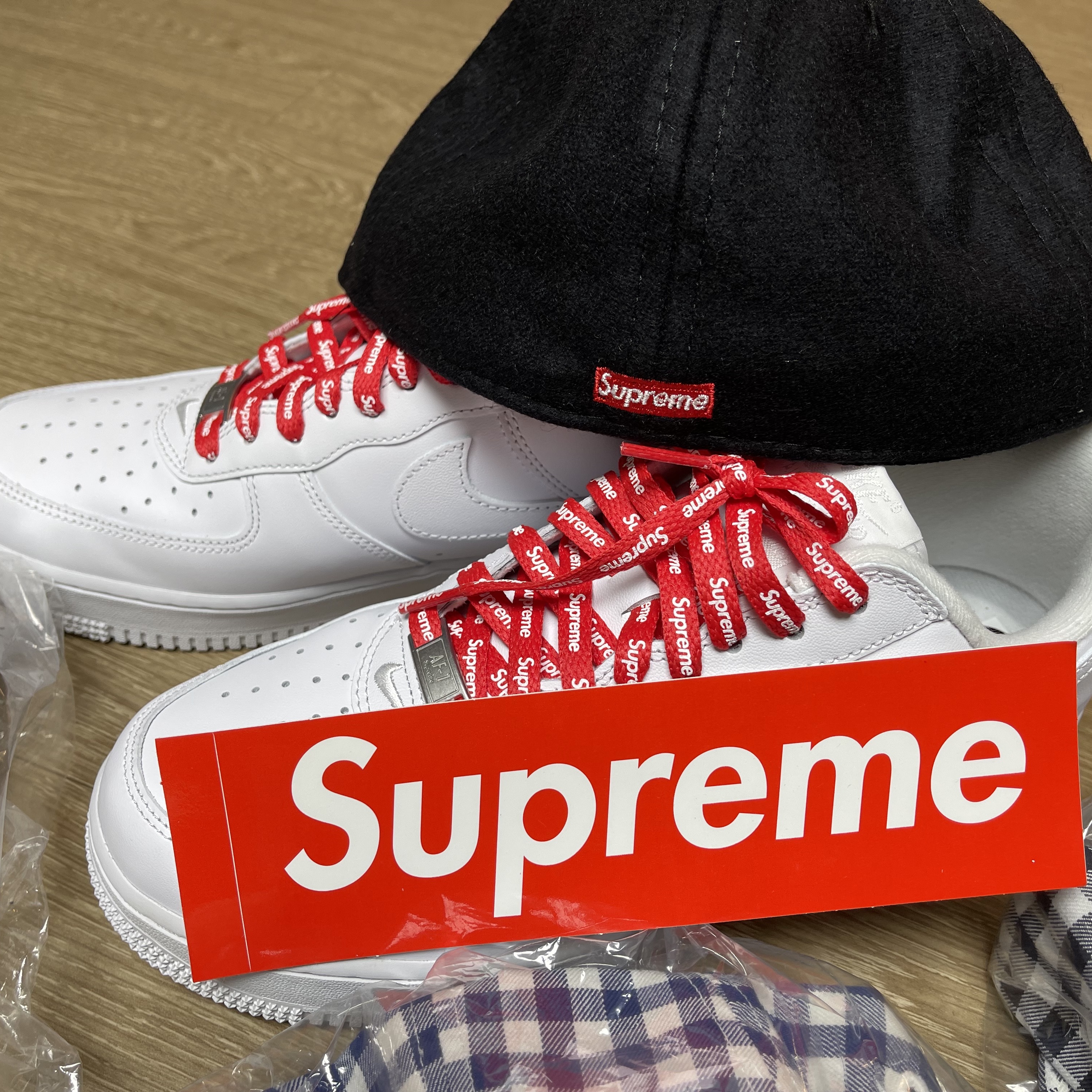 Nike x Supreme Air Force 1 Low White, Supreme Ebbets S Logo Fitted 6-Panel Black - 23SS 착용 스타일 - 3