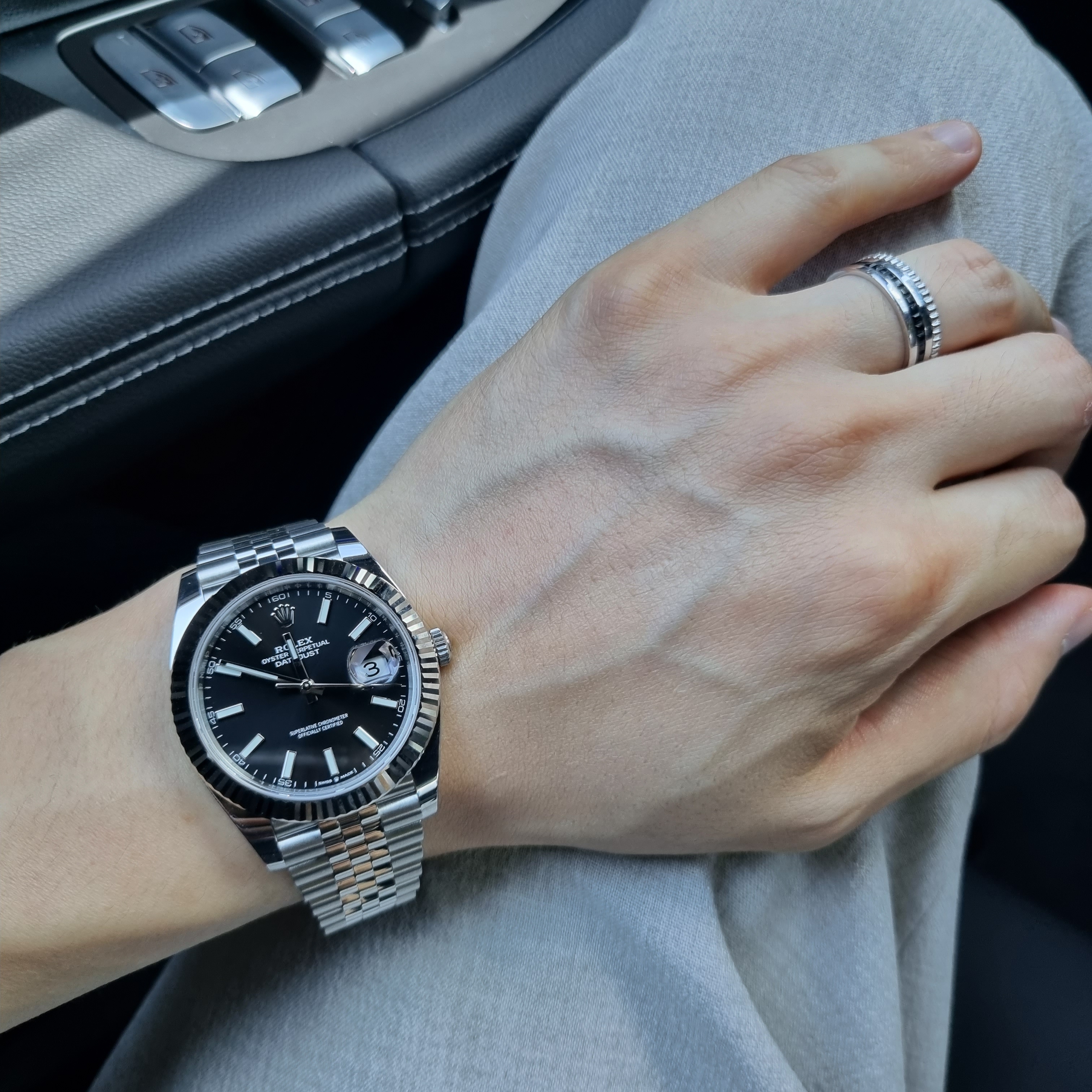 Rolex Datejust 41mm 126334 Bright Black Jubilee 착용 스타일