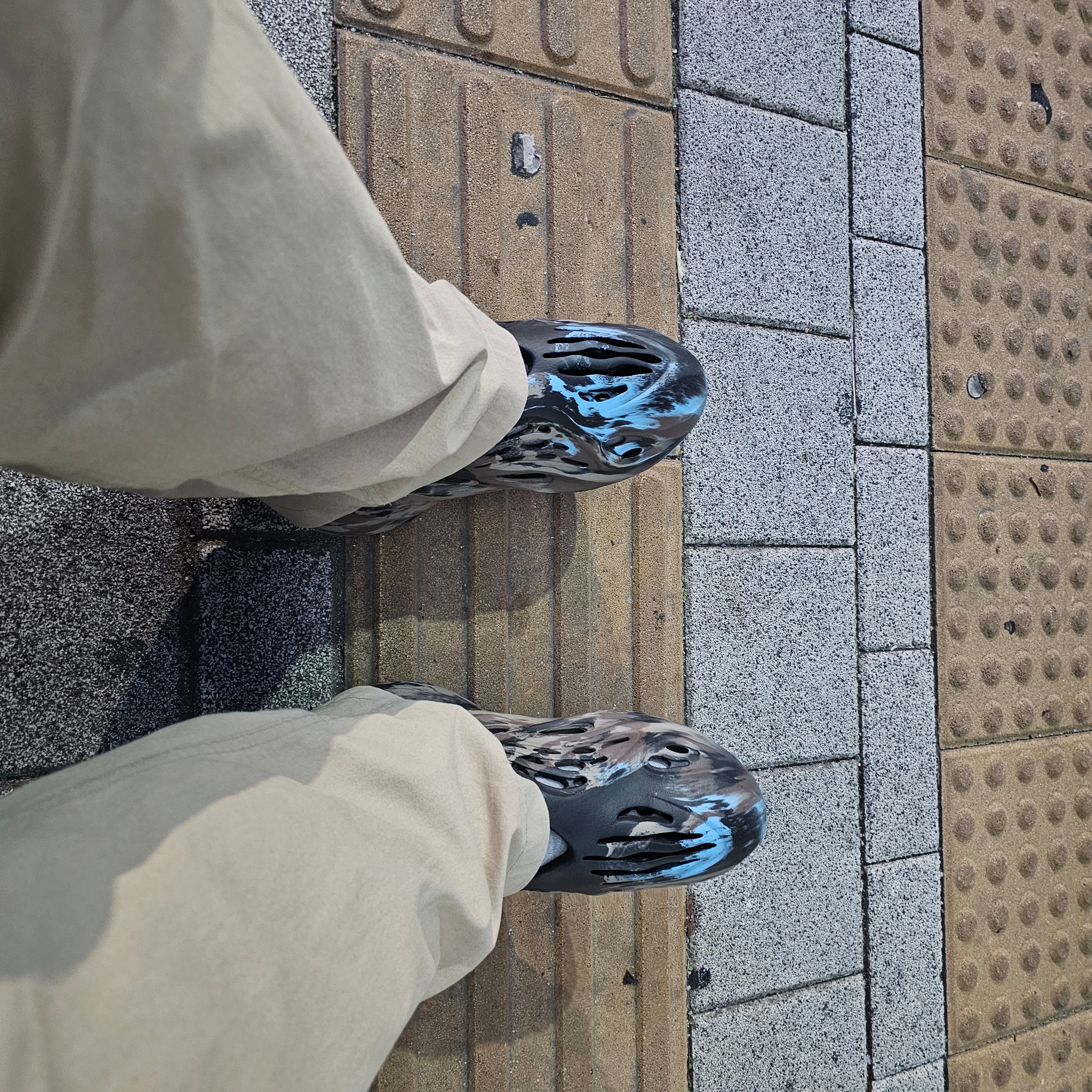Adidas Yeezy Foam RNNR MX Cinder 착용 스타일 - 2