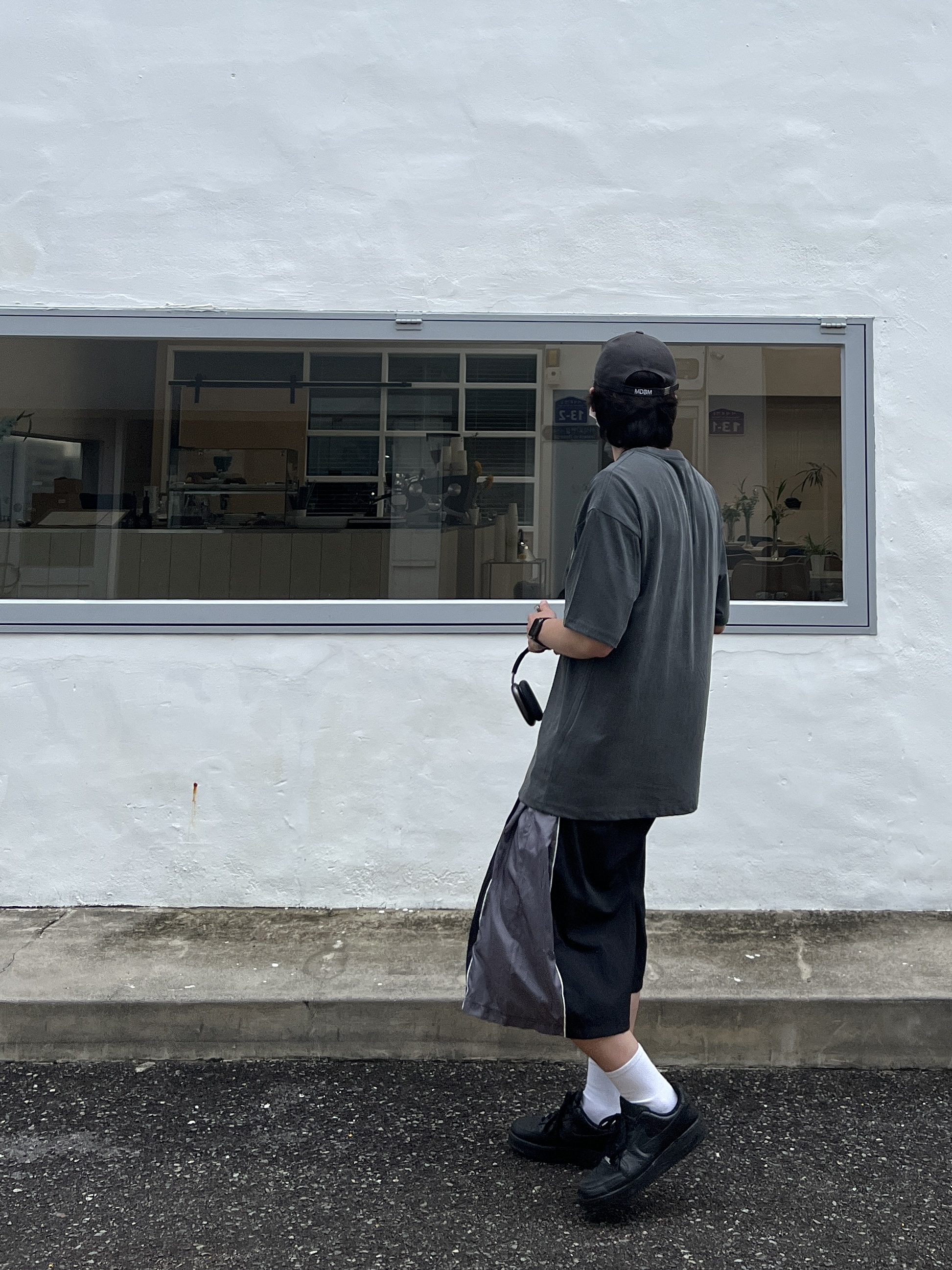 Apple AirPods Max Lightning Space Gray (Korean Ver.), Nike Air Force 1 '07 Low Triple Black 착용 스타일 - 2
