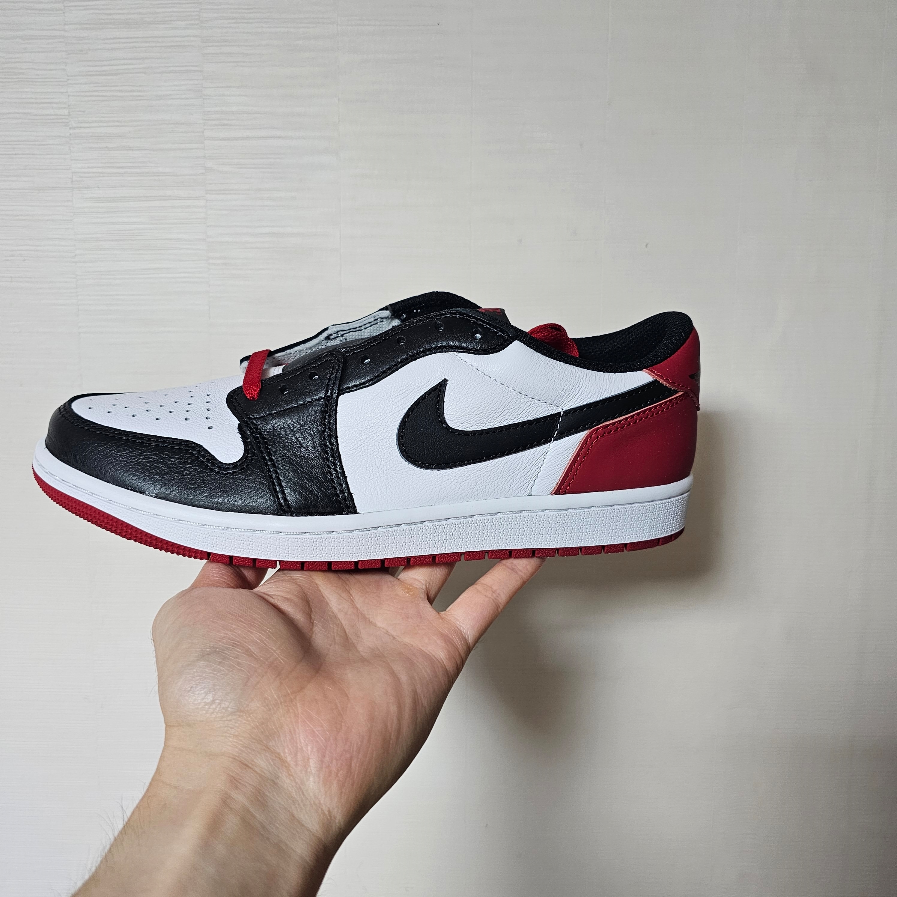 Jordan 1 Retro Low OG Black Toe 착용 스타일 - 3