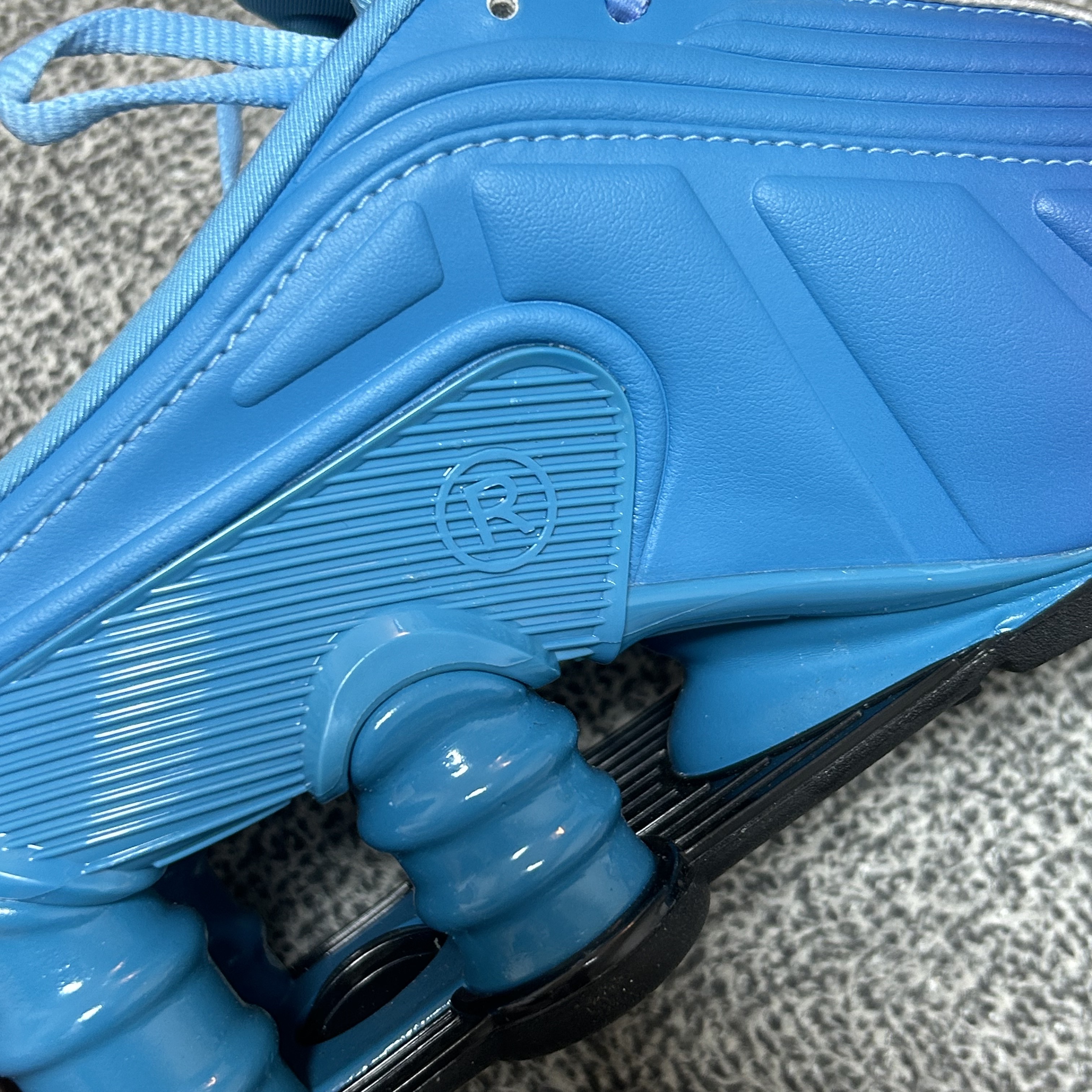 Nike x Martine Rose Shox MR4 Scuba Blue 착용 스타일 - 2