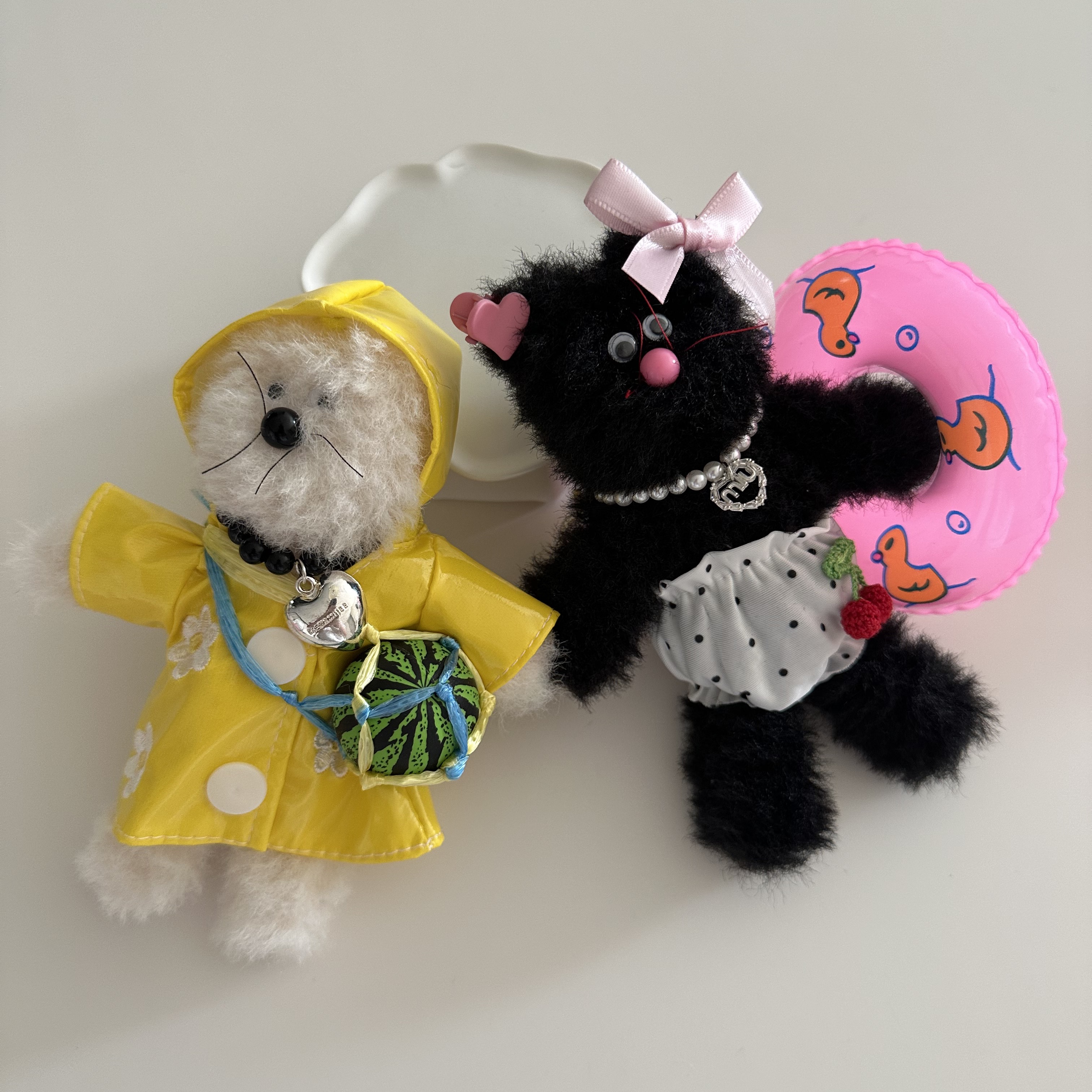 Monamhee Beulpingi Keyring with White Pants Black, Monamhee Bred Keyring with Pink Pants Brown 착용 스타일 - 1