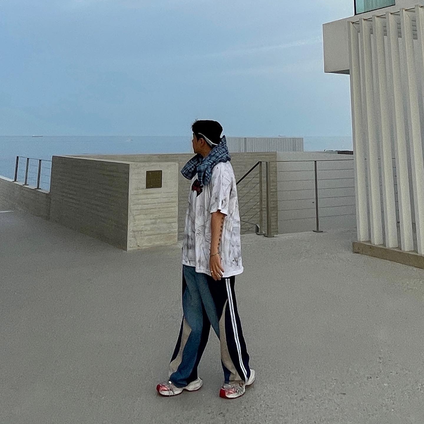 [KREAM 단독] Civision by CSC Hybrid Track Pants Navy 착용 스타일 - 4
