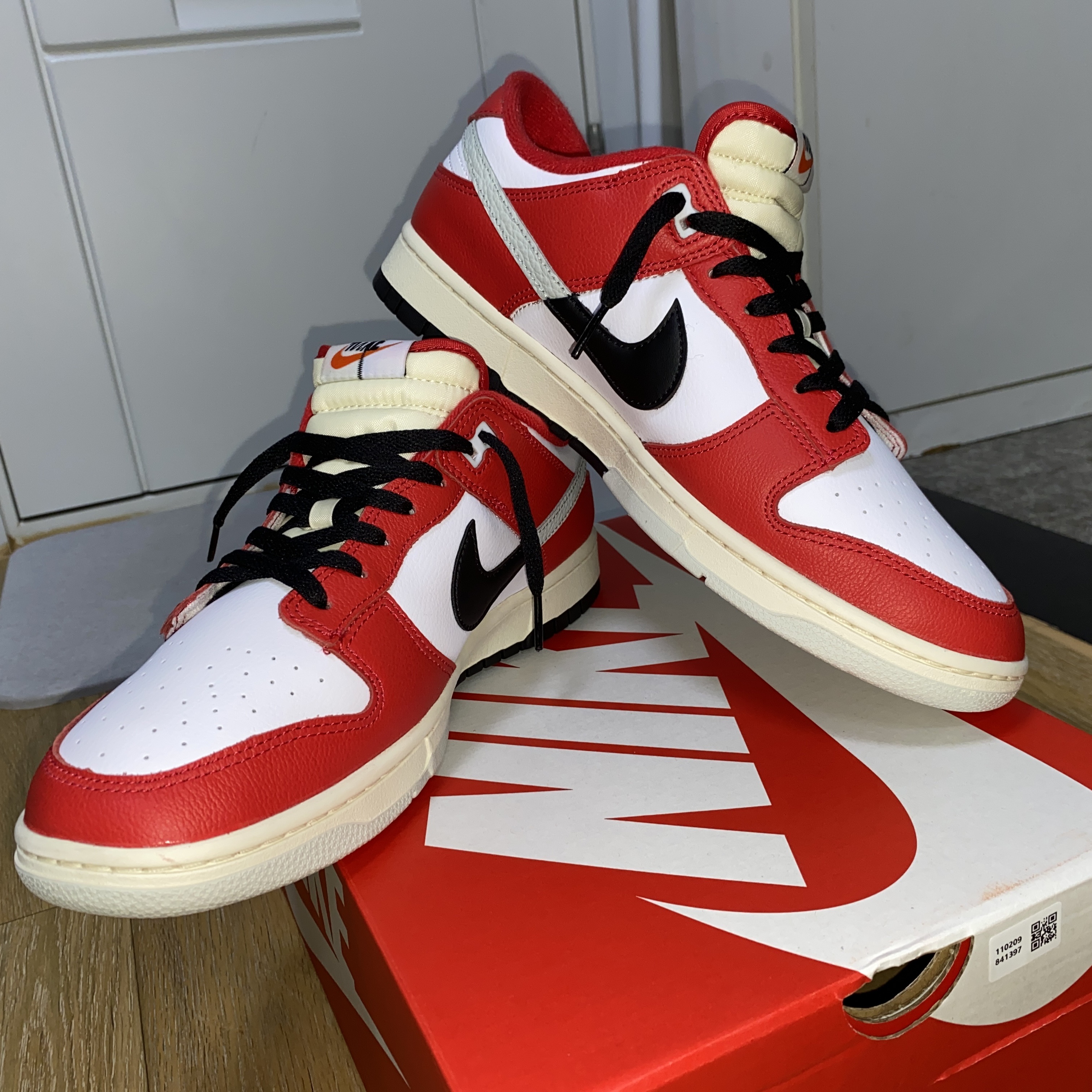 Nike Dunk Low Retro PRM University Red Black 착용 스타일