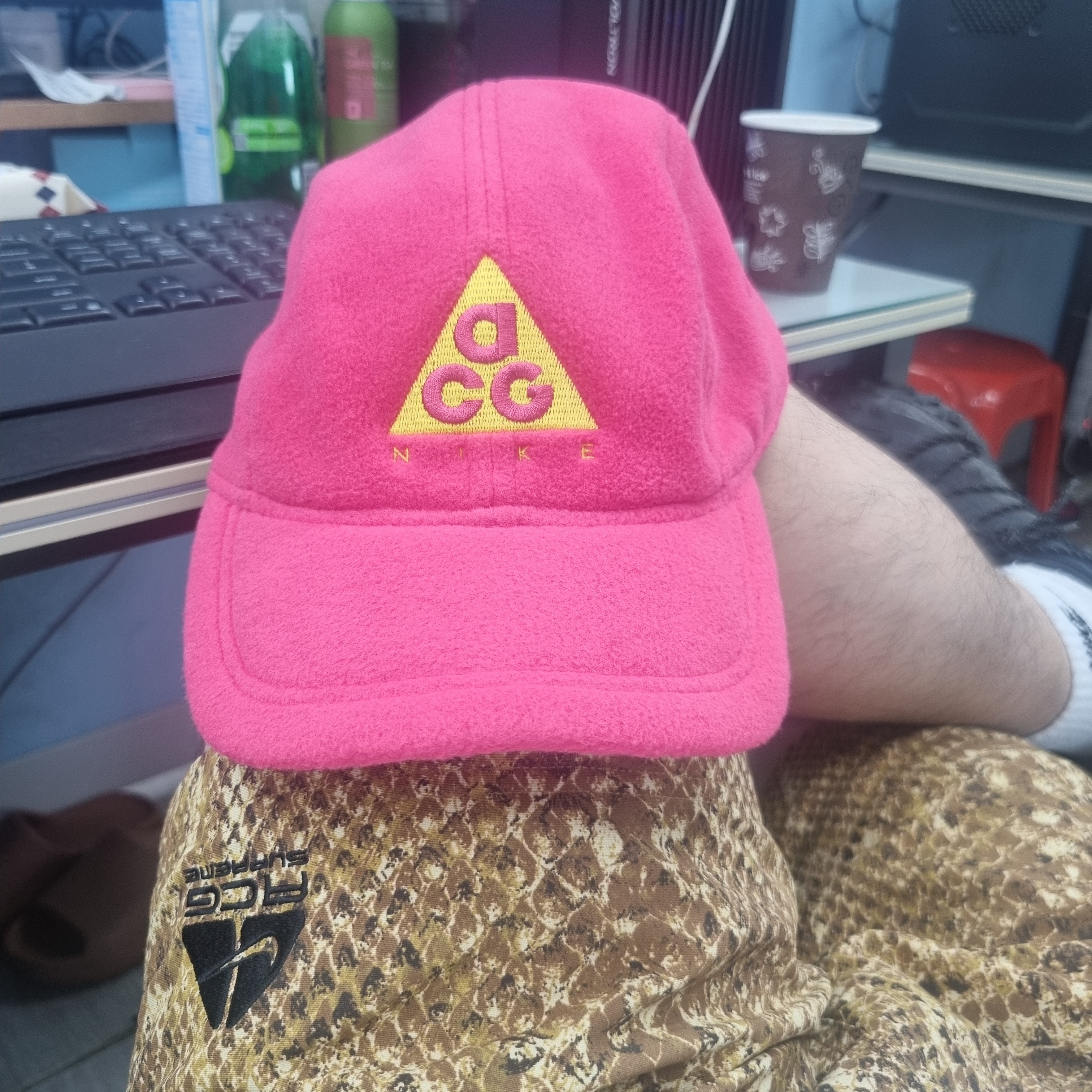 Supreme x Nike ACG Nylon Trail Shorts Gold Snakeskin - 22FW, Nike ACG AW84 Fleece Cap Rush Pink 착용 스타일