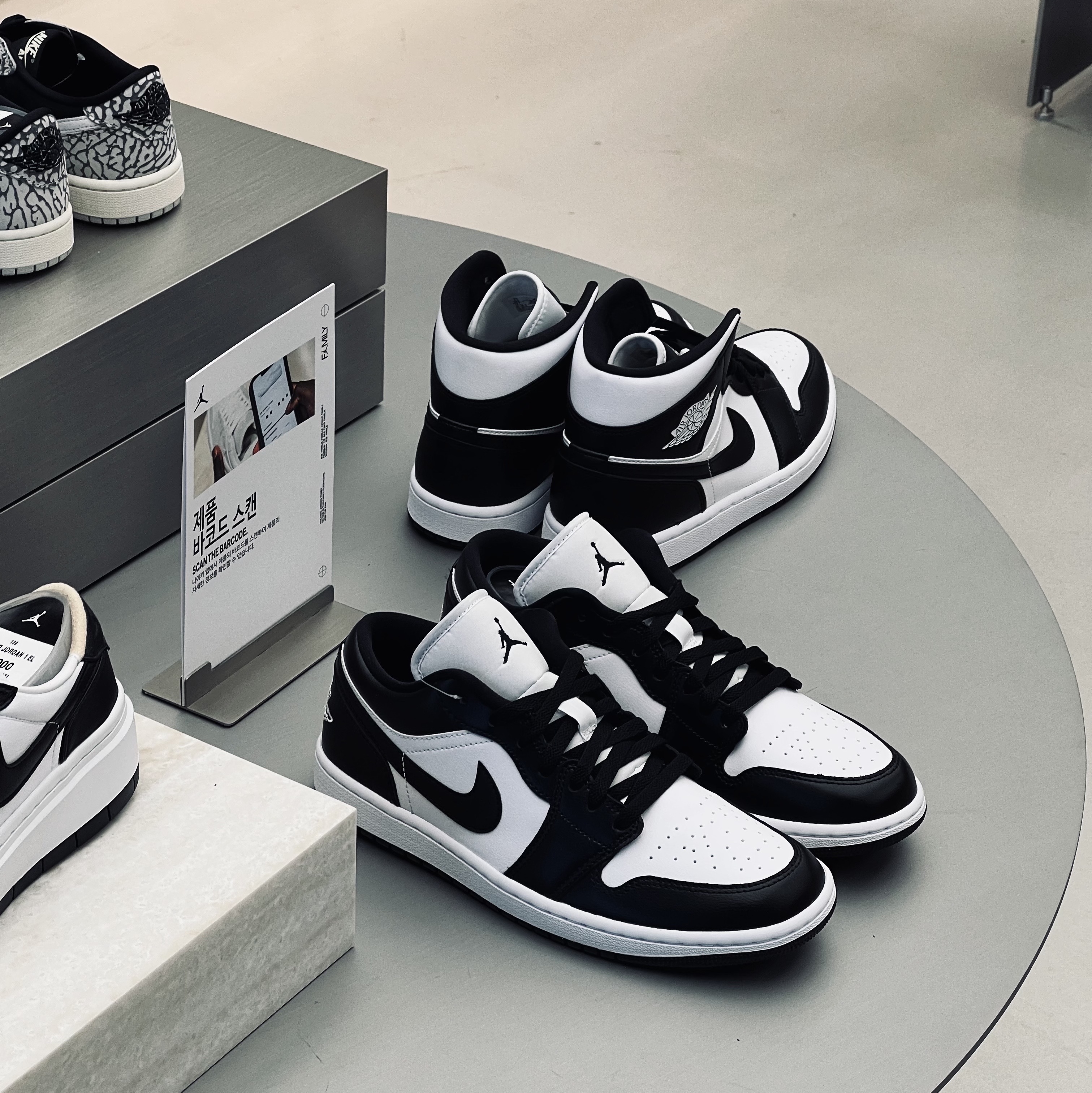 (W) Jordan 1 Low Black and White, (W) Jordan 1 Mid White Black μ°©μ© μ€νμΌ - 3