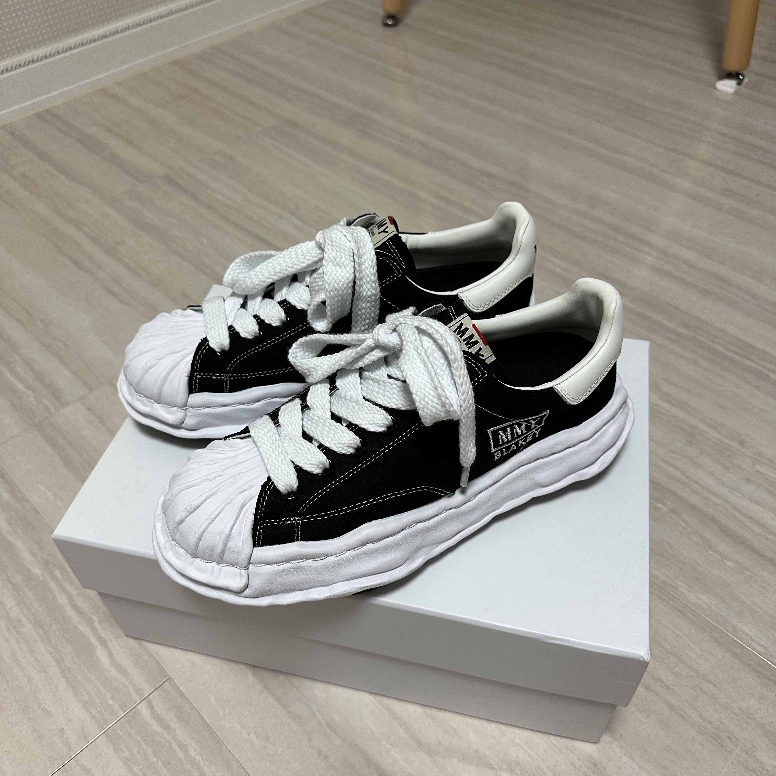 Maison Mihara Yasuhiro Blakey OG Sole Canvas Low-top Sneakers Black White 착용 스타일