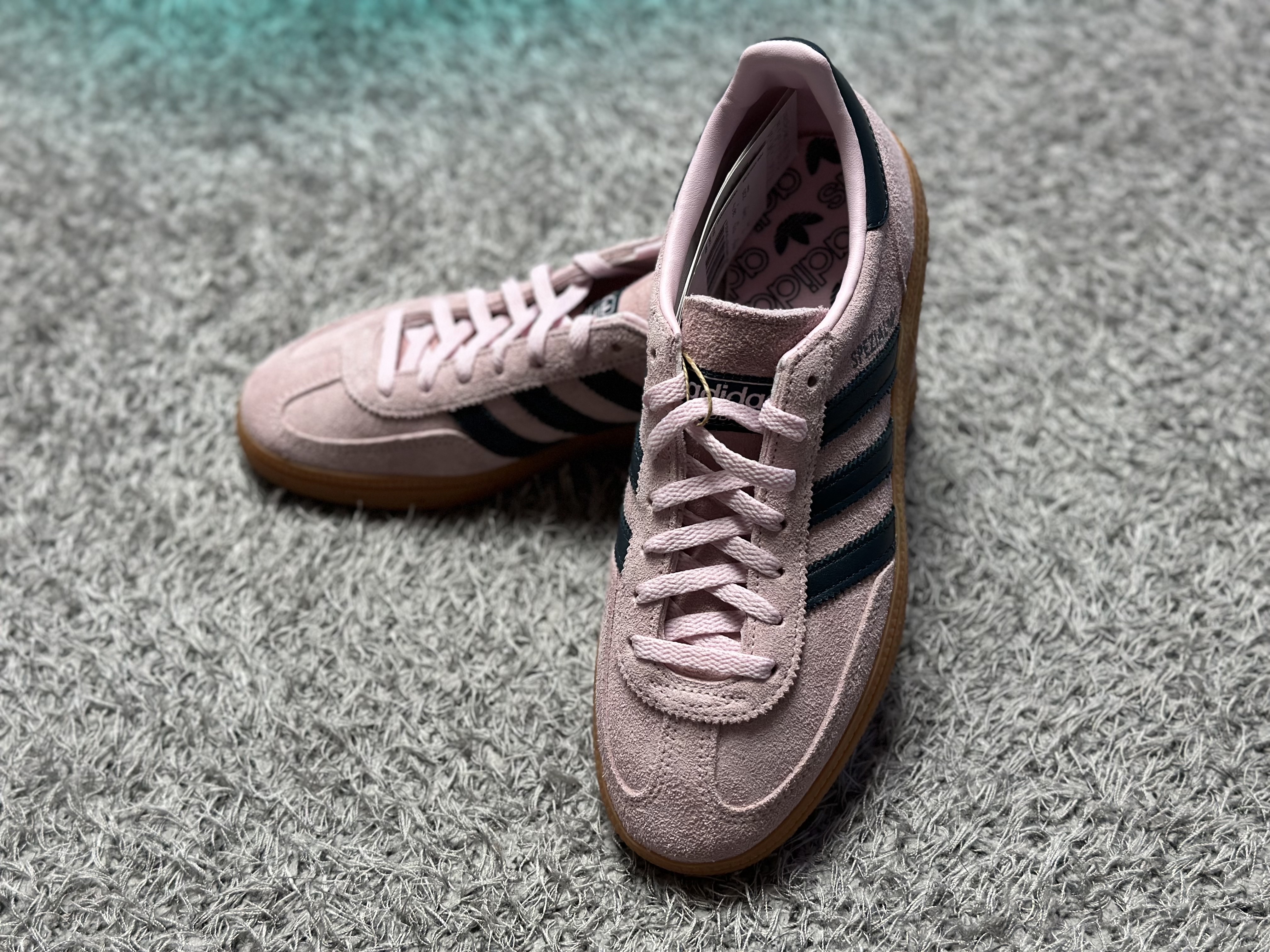 (W) Adidas Spezial Handball Clear Pink, (W) Adidas Gazelle Bold Pink Glow Victory Blue 착용 스타일 - 1