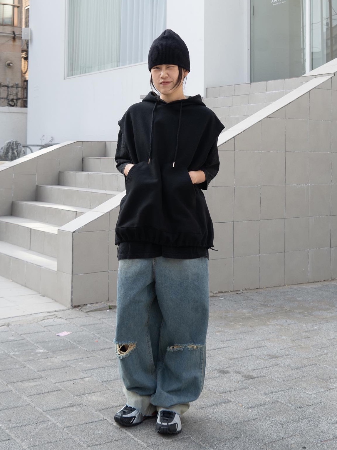 Nike Shox R4 Black and Metallic Silver 착용 스타일