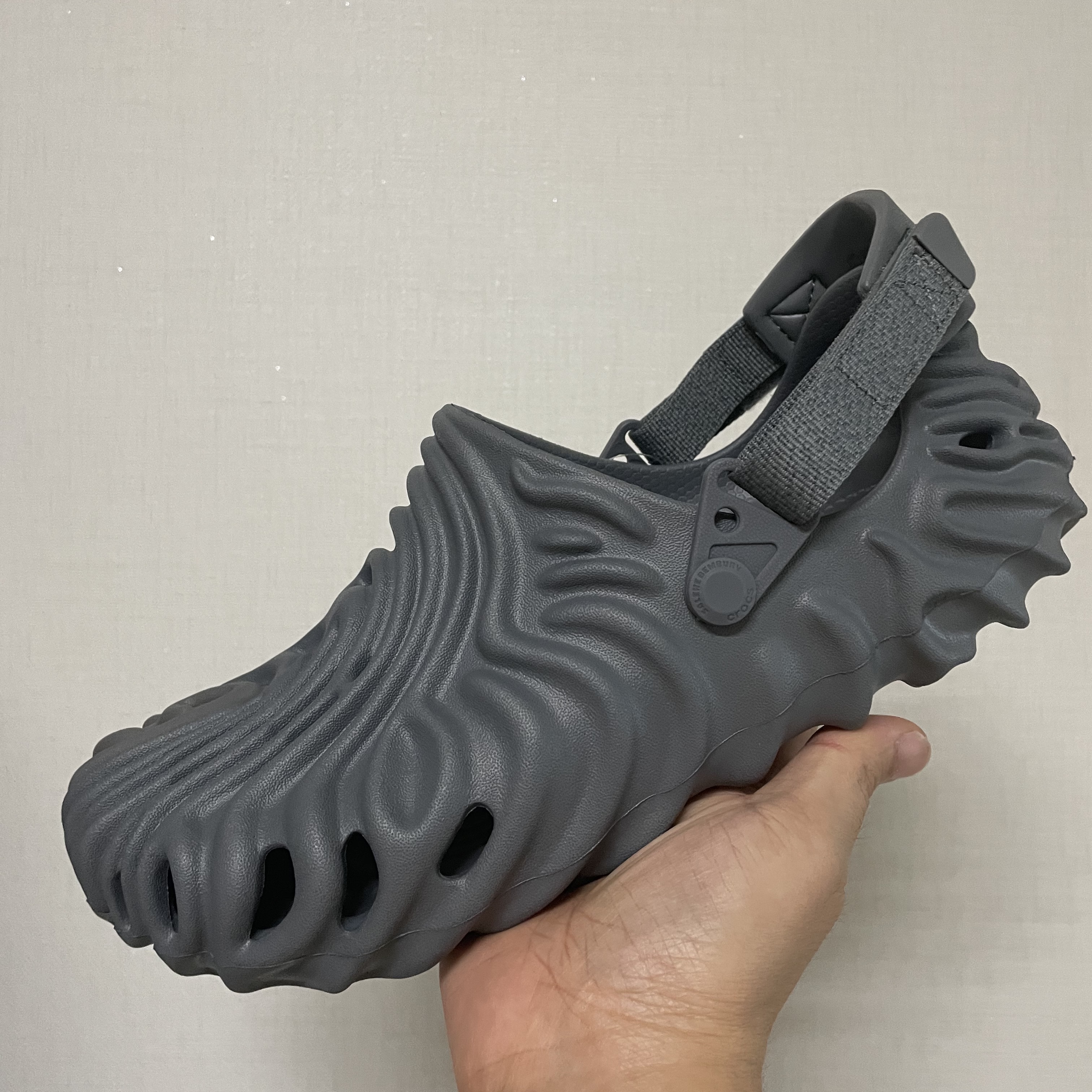 Crocs x Salehe Bembury Pollex Clog Niagara 착용 스타일 - 1