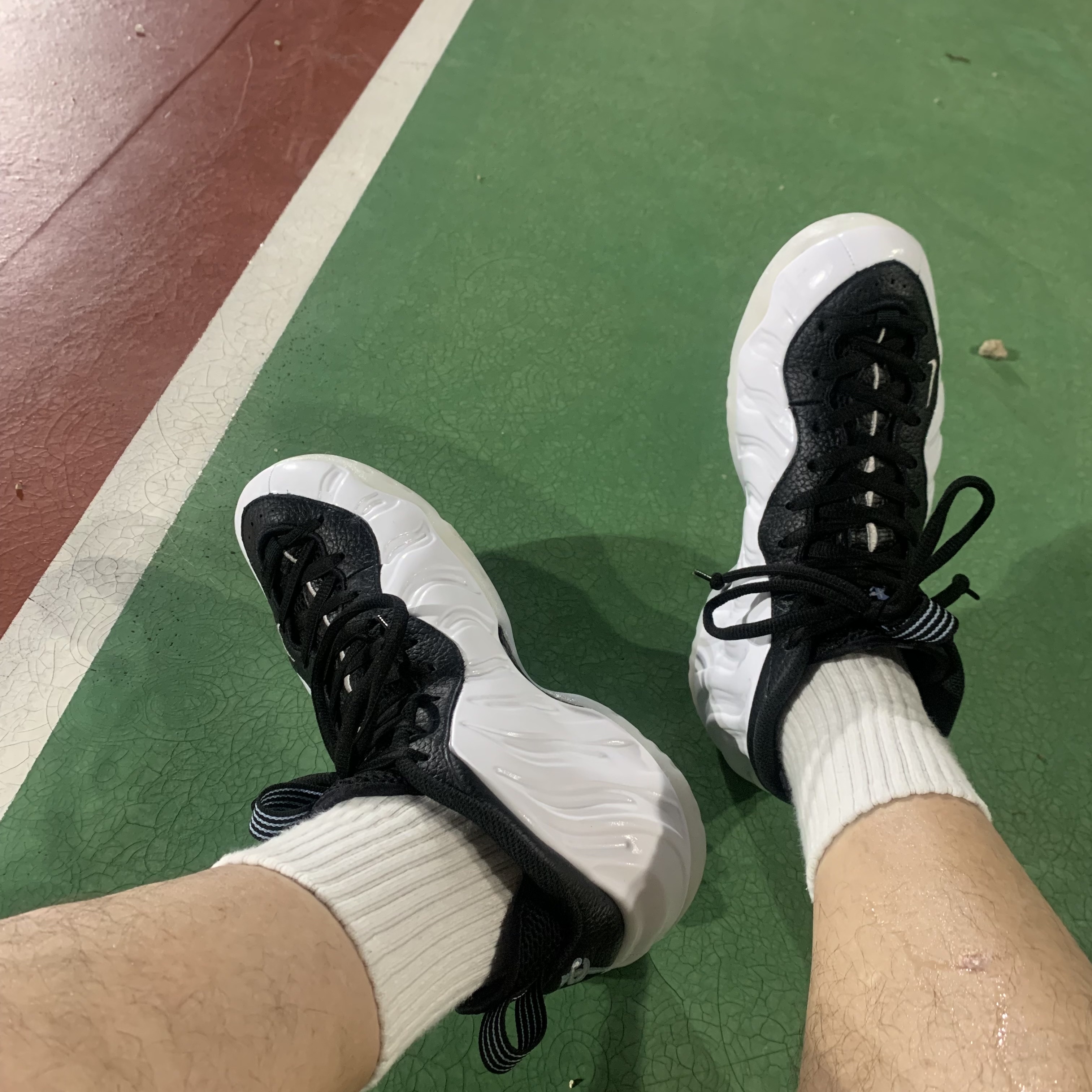 Nike Air Foamposite One White and Black 착용 스타일