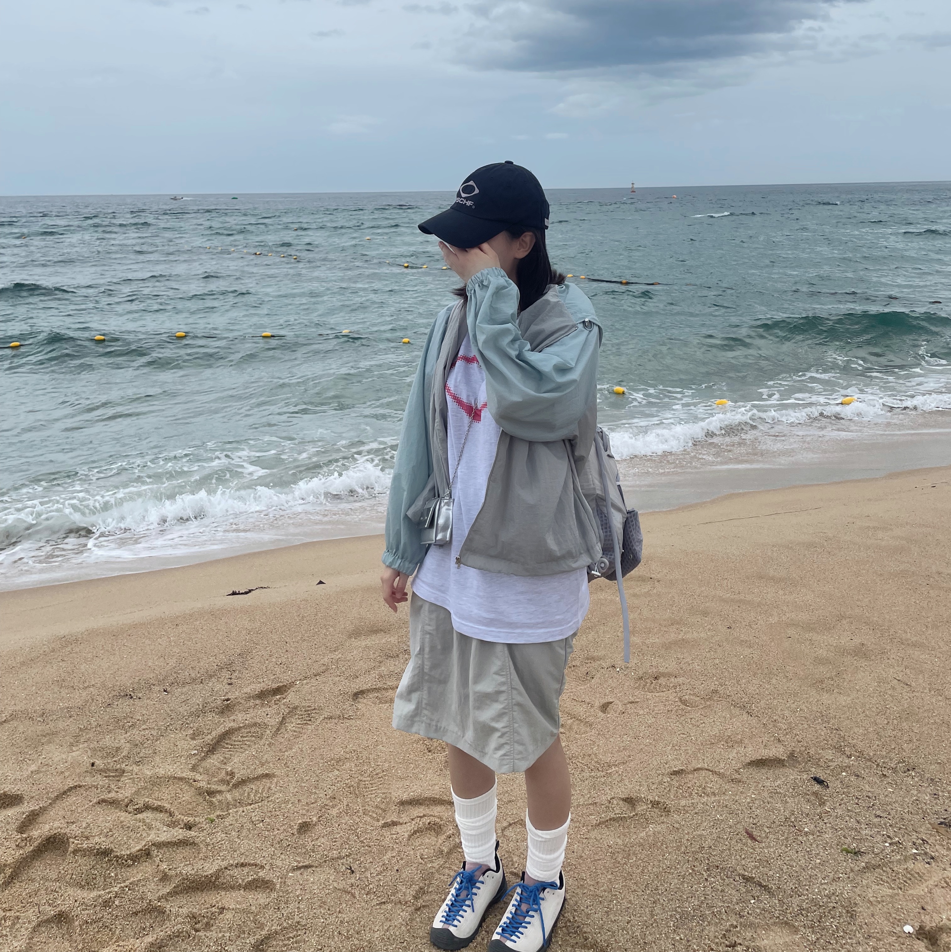 (W) Keen Jasper Suede Sneakers Birch Fawn, Matin Kim Accordion Mini Bag Silver 착용 스타일 - 1