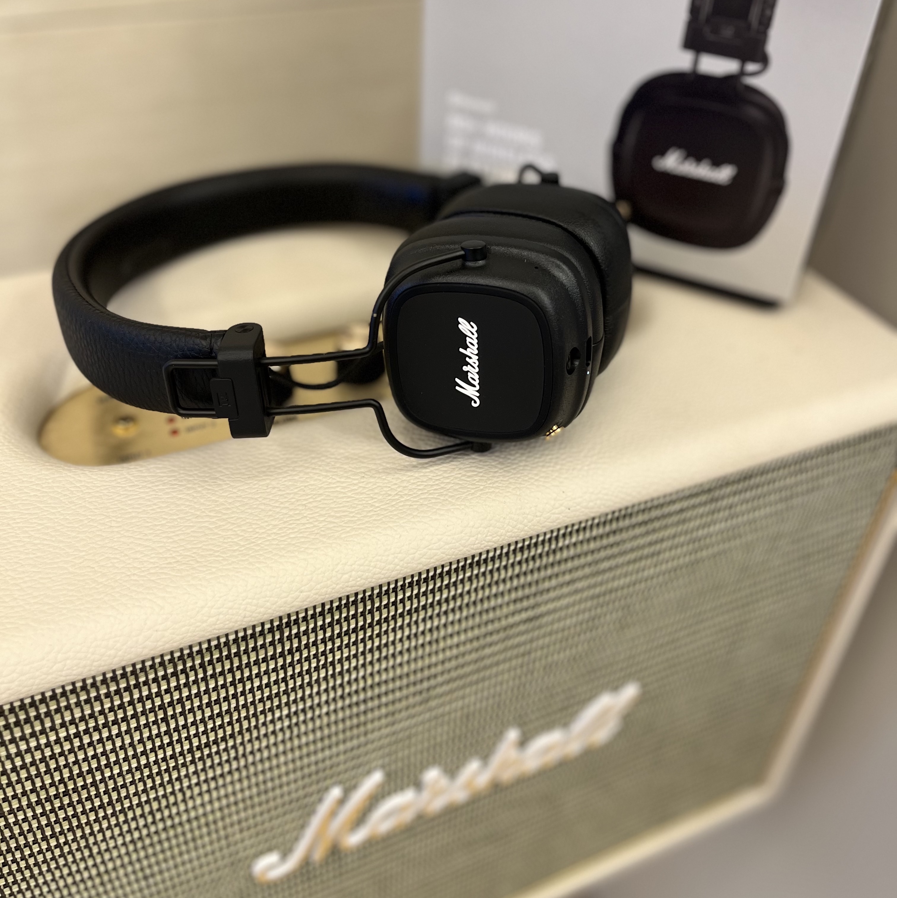 Marshall Major IV Black (Korean Ver.) 착용 스타일