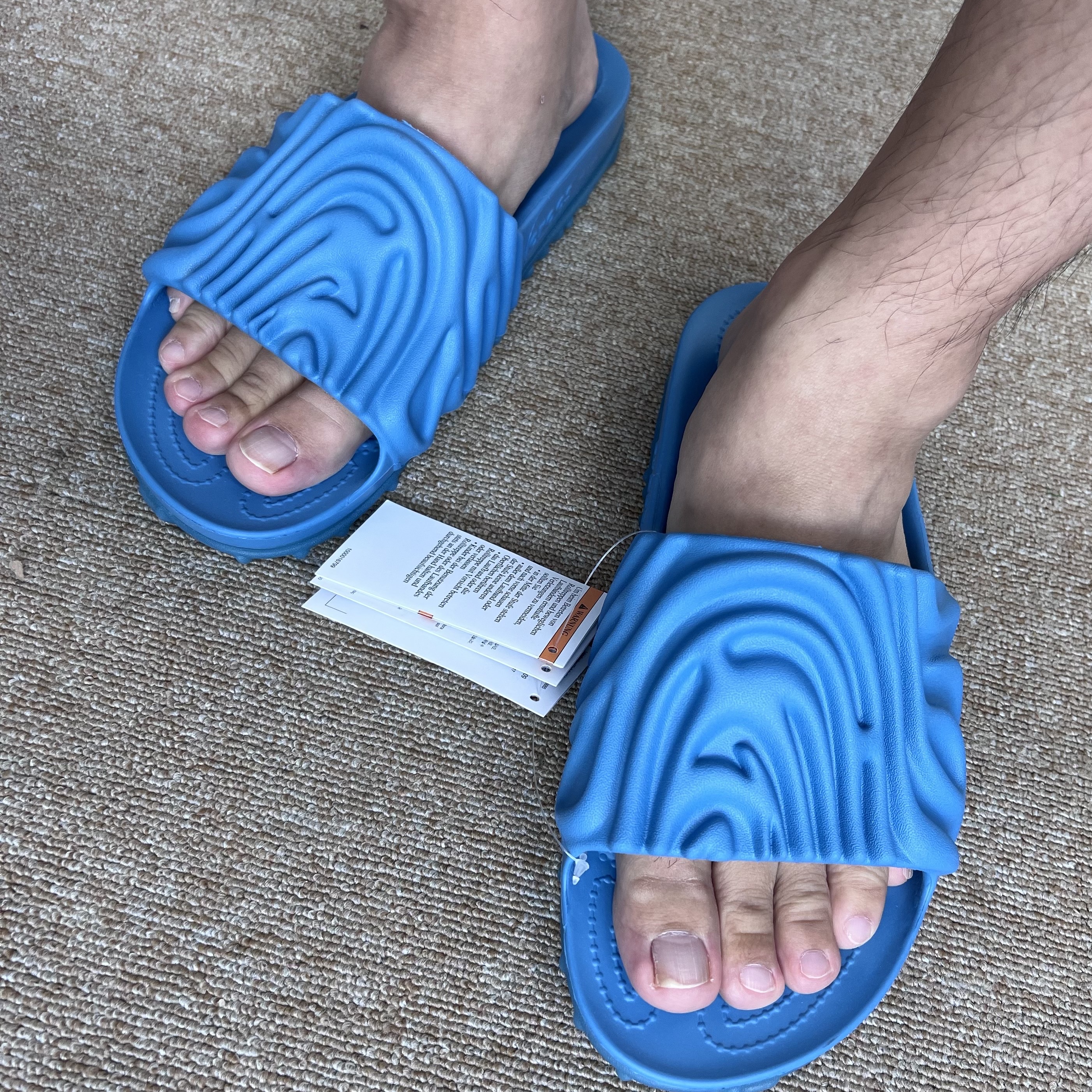 Crocs x Salehe Bembury Pollex Slide Tashmoo, Reebok x Kanghyuk Classic Leather White Primal Red 착용 스타일 - 1