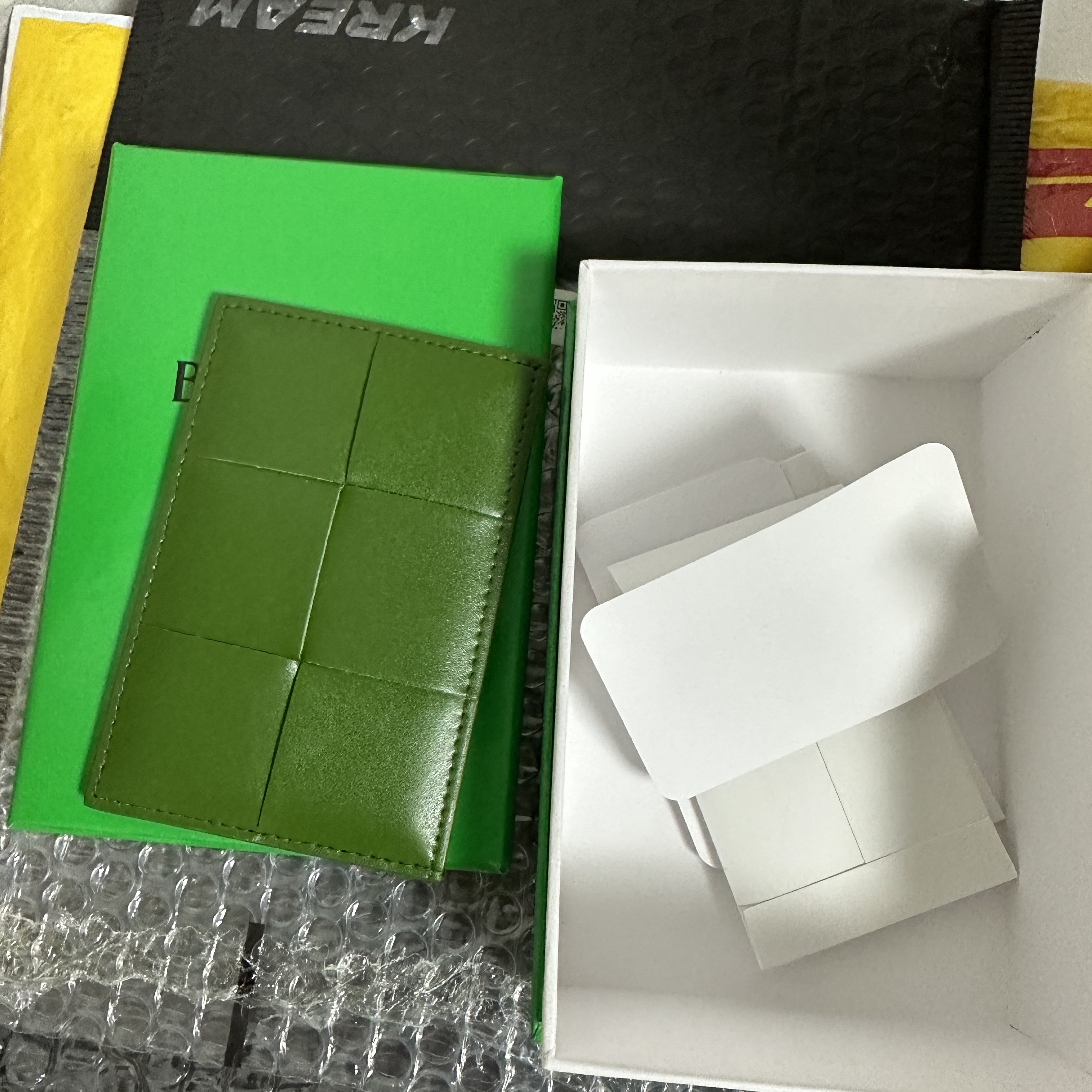 Bottega Veneta Credit Card Case Calfskin Avocado 착용 스타일